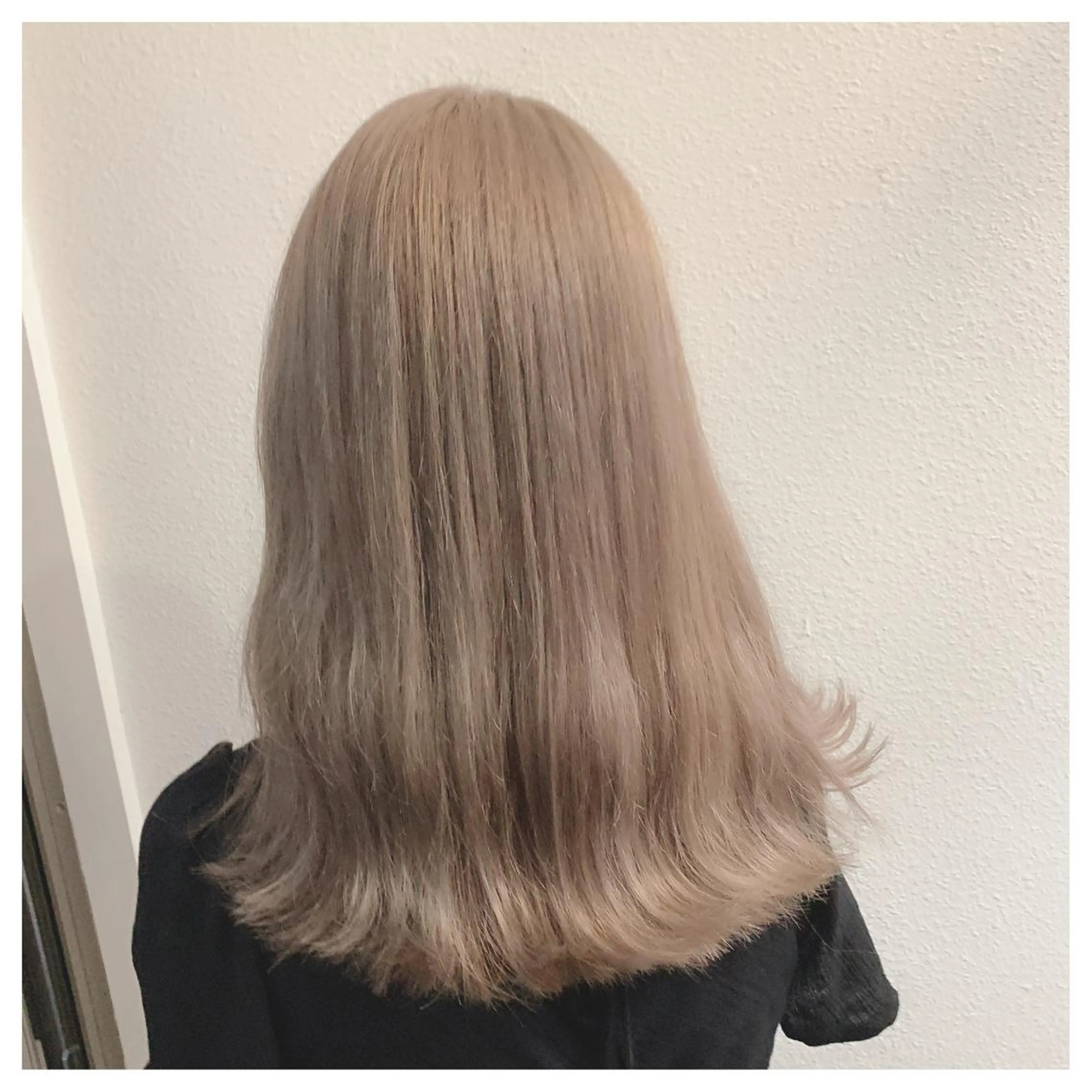 セミロング カラー ベージュカラー ブリーチ ハイトーンカラー ハイトーンベージュ ヘアカラー 似合わせ/ブリーチ カラー.岡田友仁のヘアスタイル