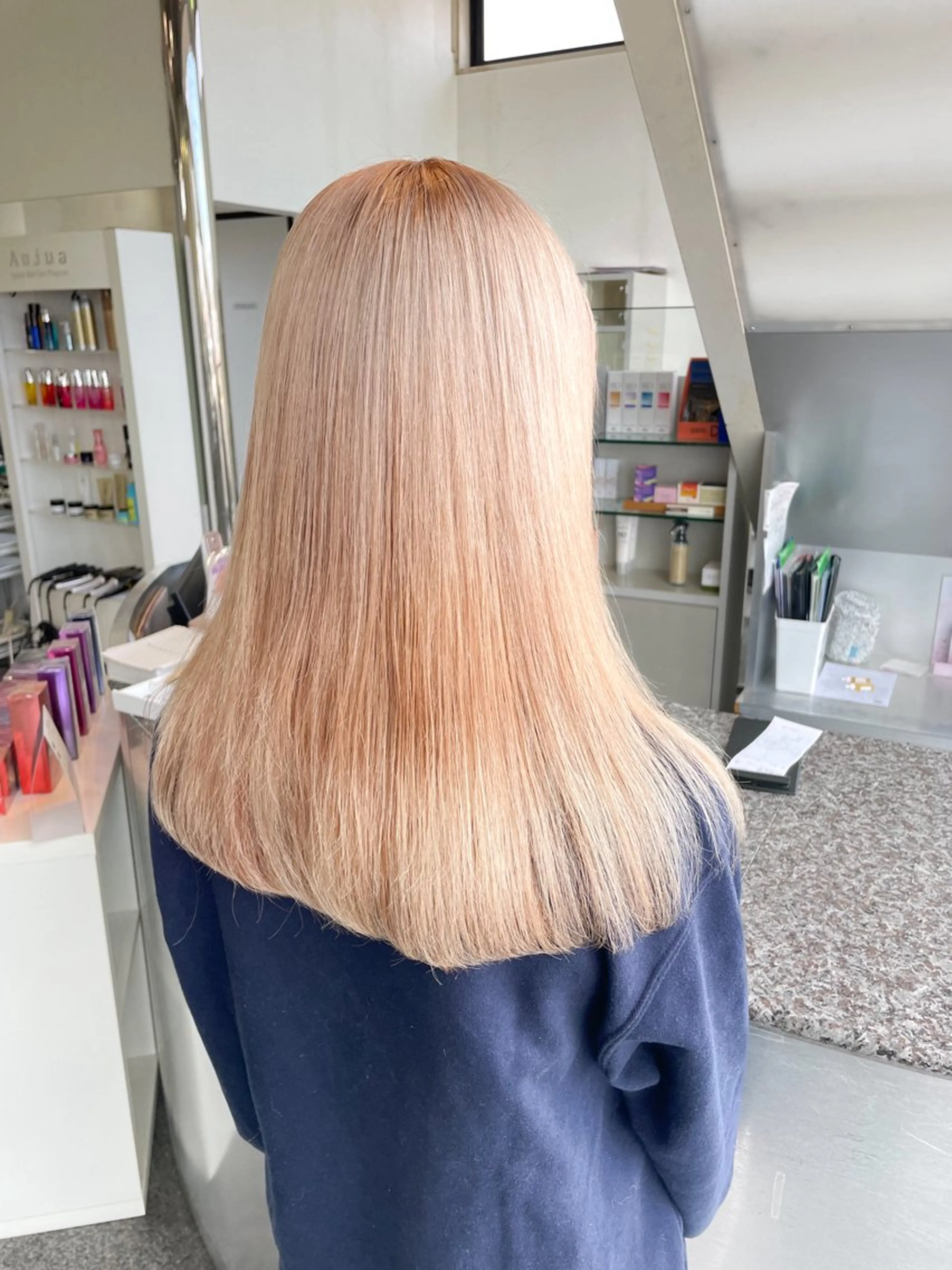 セミロング カラー ベージュカラー ブリーチ ハイトーンカラー ハイトーンベージュ ハイトーン/ブリーチ 🤍足立里湖のヘアスタイル