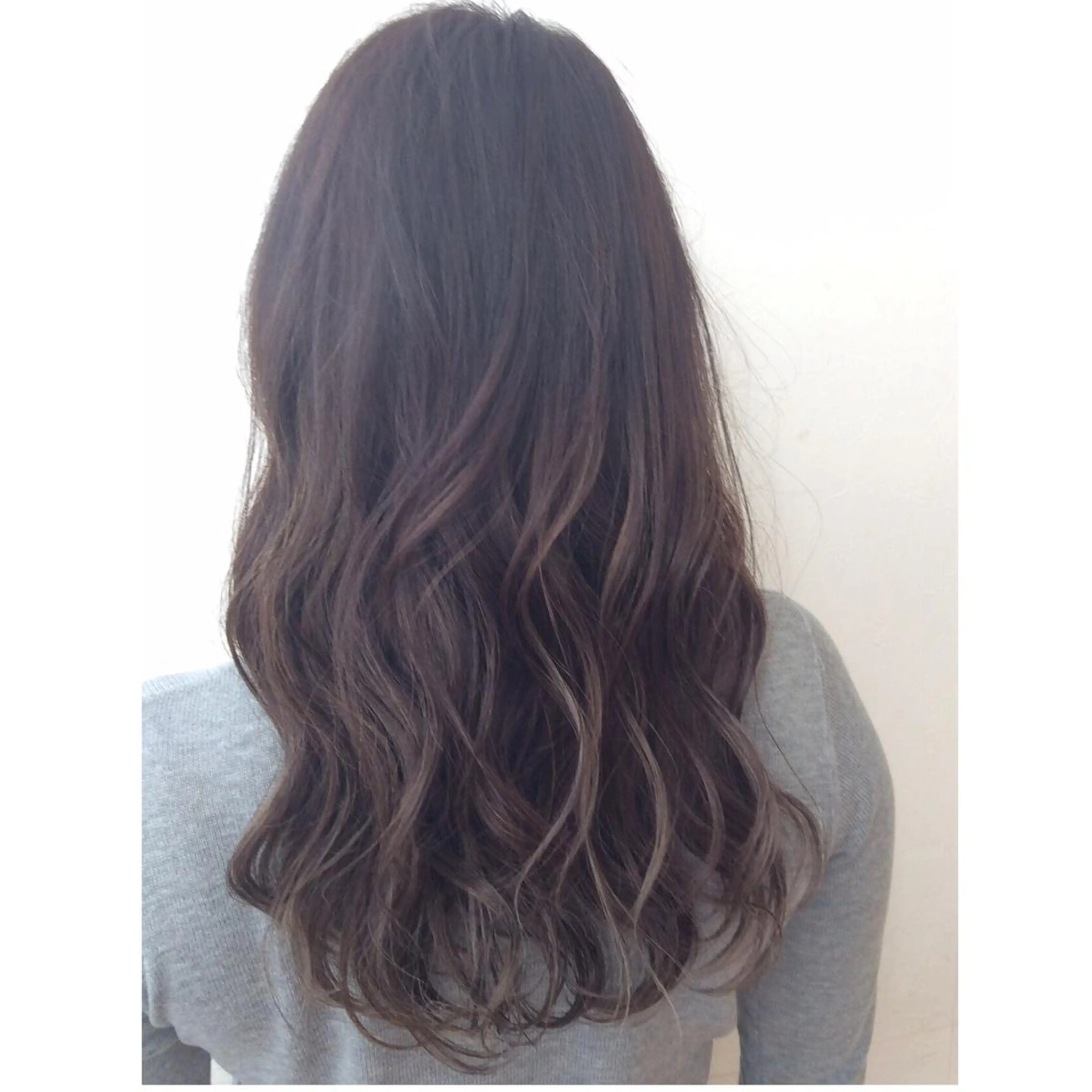 ミディアム セミロング アッシュ アッシュグレー アッシュグレージュ TOMOYAレイヤー ブリーチ縮毛矯正のヘアスタイル