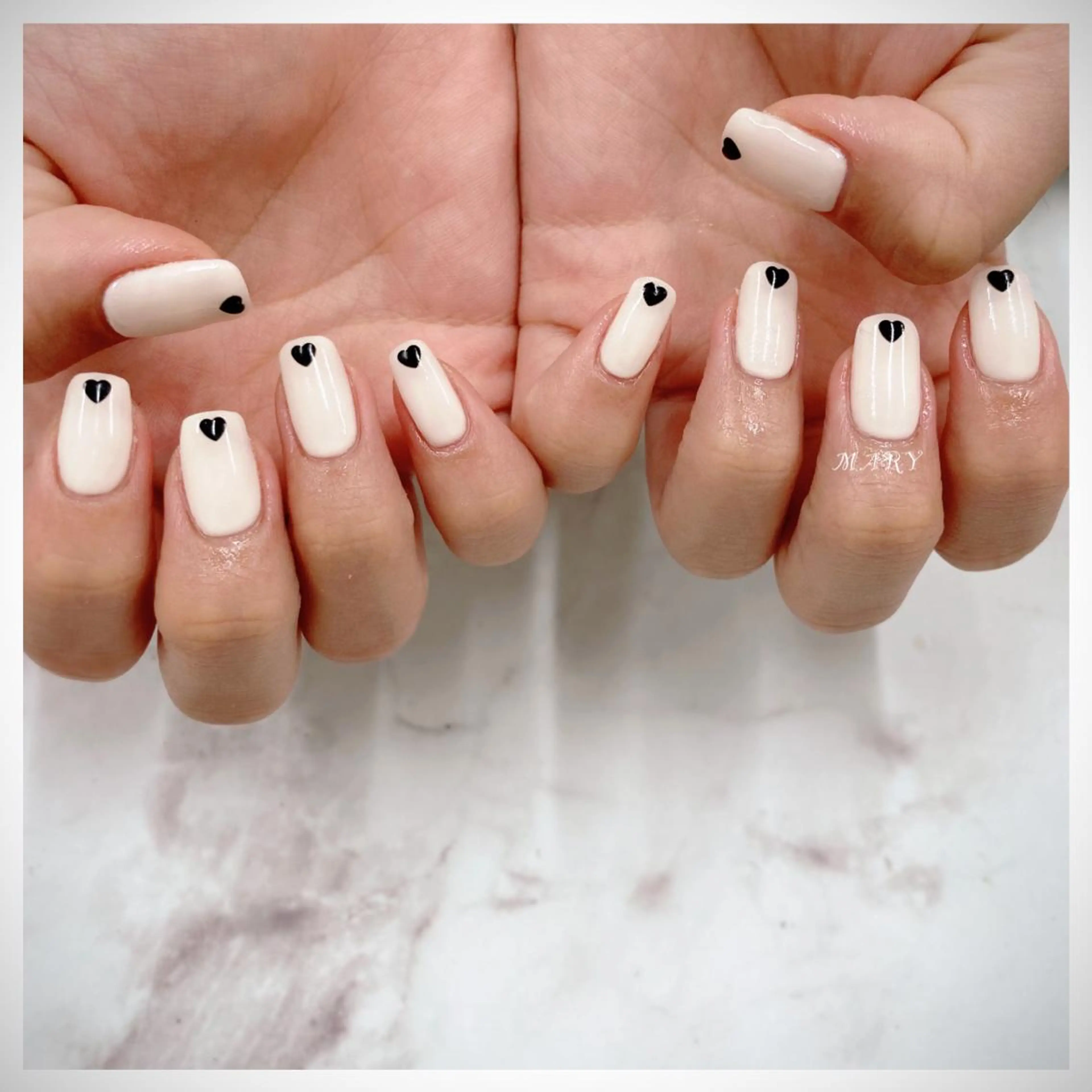 ネイル ハート ニュアンスネイル ワンカラーネイル スクエアネイル ホワイト ハンドネイル Mary nail所属・Mary nail .narumiのネイルデザイン