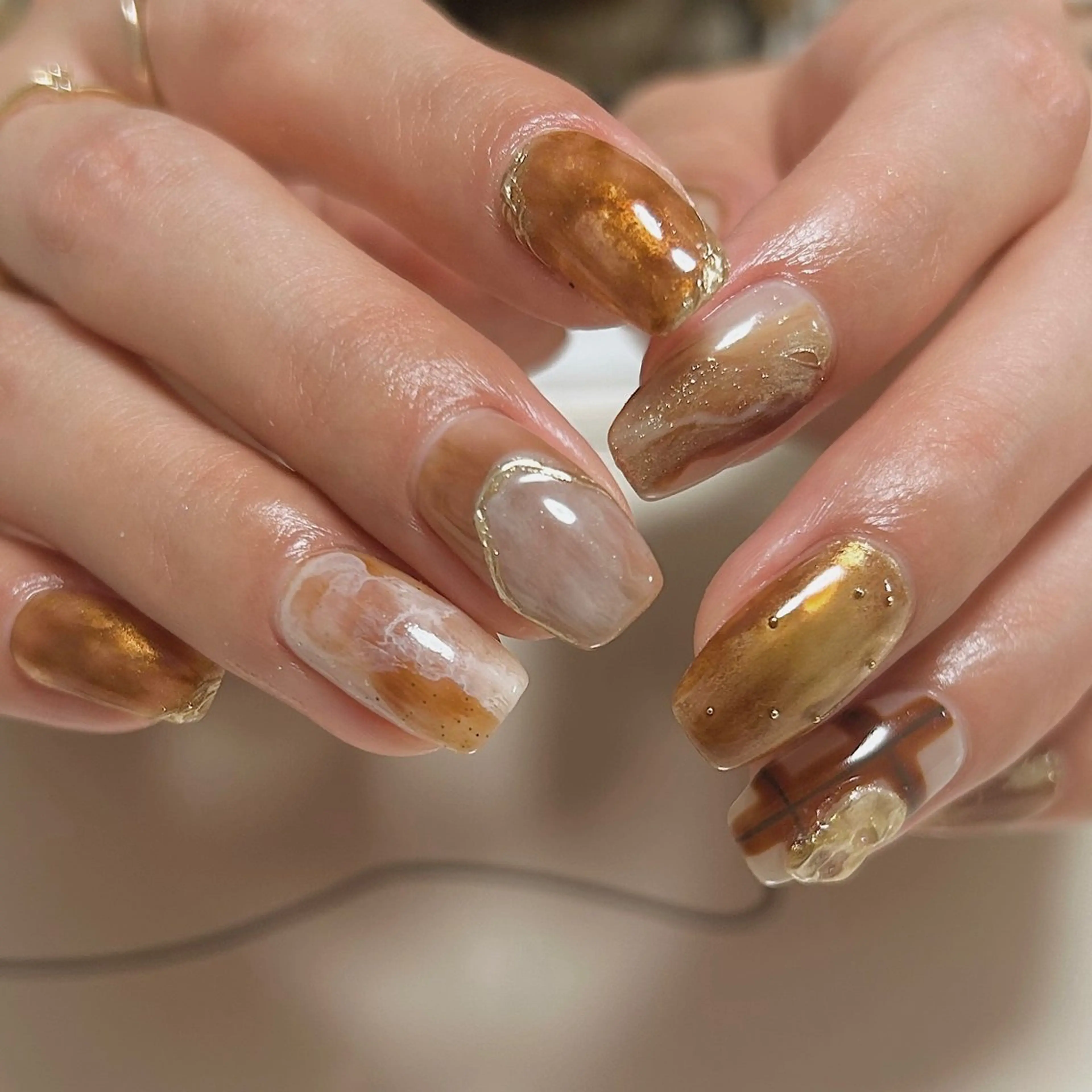 ネイル ブラウン フレンチネイル マグネットネイル ニュアンスネイル オフィスネイル ハンドネイル Lull ネイル/ HBL/ハンドケアのネイルデザイン
