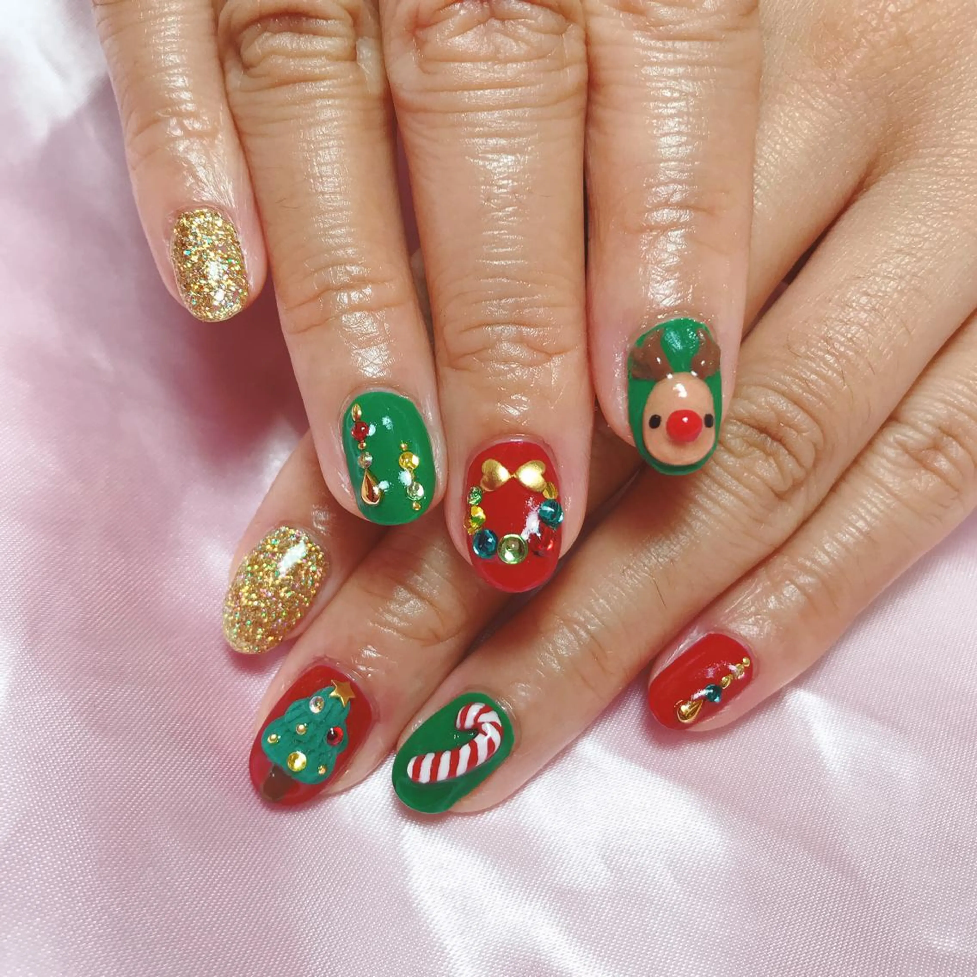 ネイル 冬ネイル クリスマス 深爪を断らない スカルプ高評価店のネイルデザイン
