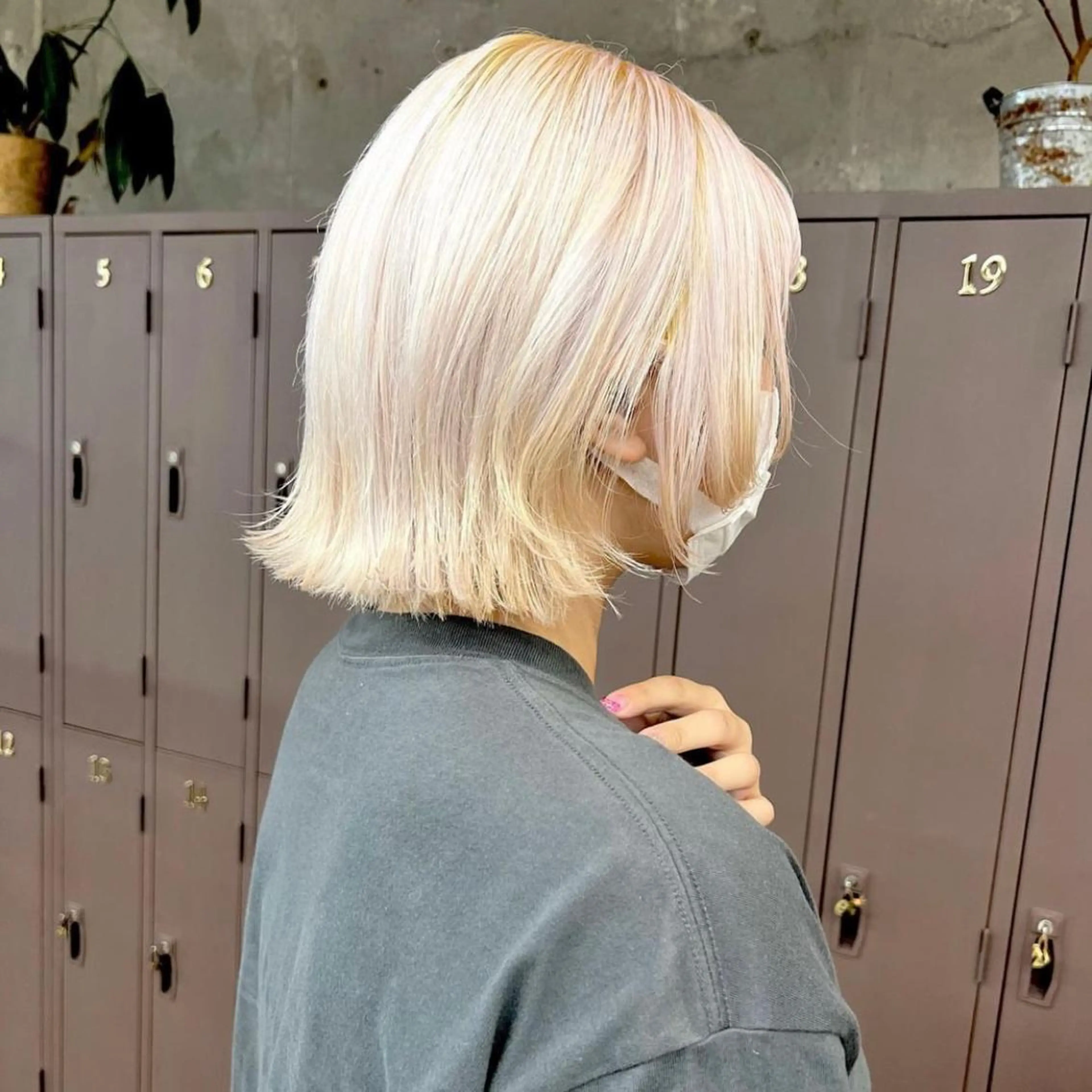 ミディアム カラー 切りっぱなしボブ ブロンド ホワイトブロンド ボブ カット ヘアカラー トリートメント 韓国ヘア /男女❄️ 細江 美紅のヘアスタイル