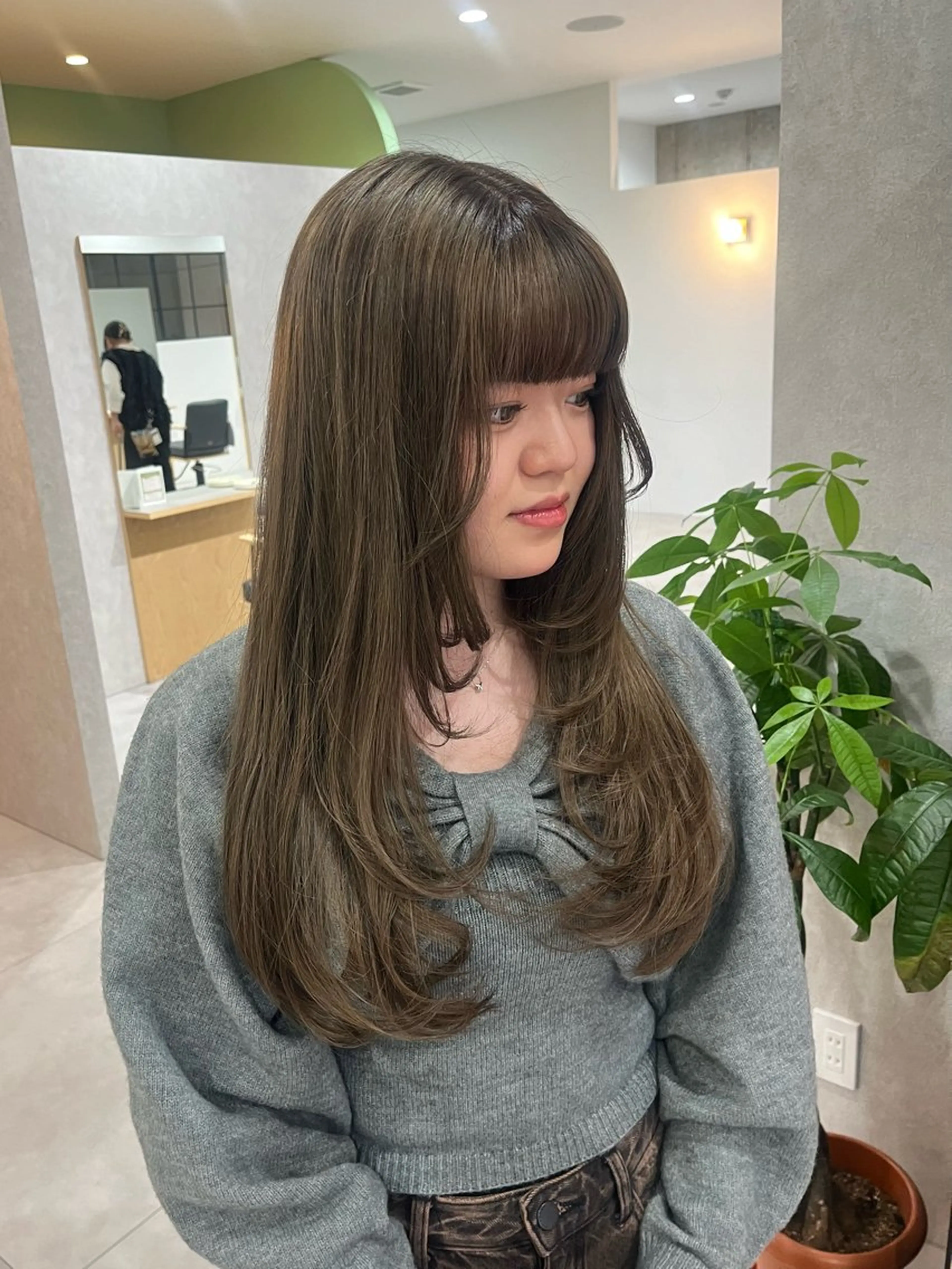 ロング カラー ベージュカラー オリーブベージュ ハイレイヤー レイヤーカット カット ヘアカラー トリートメント 西田 歩果のヘアスタイル