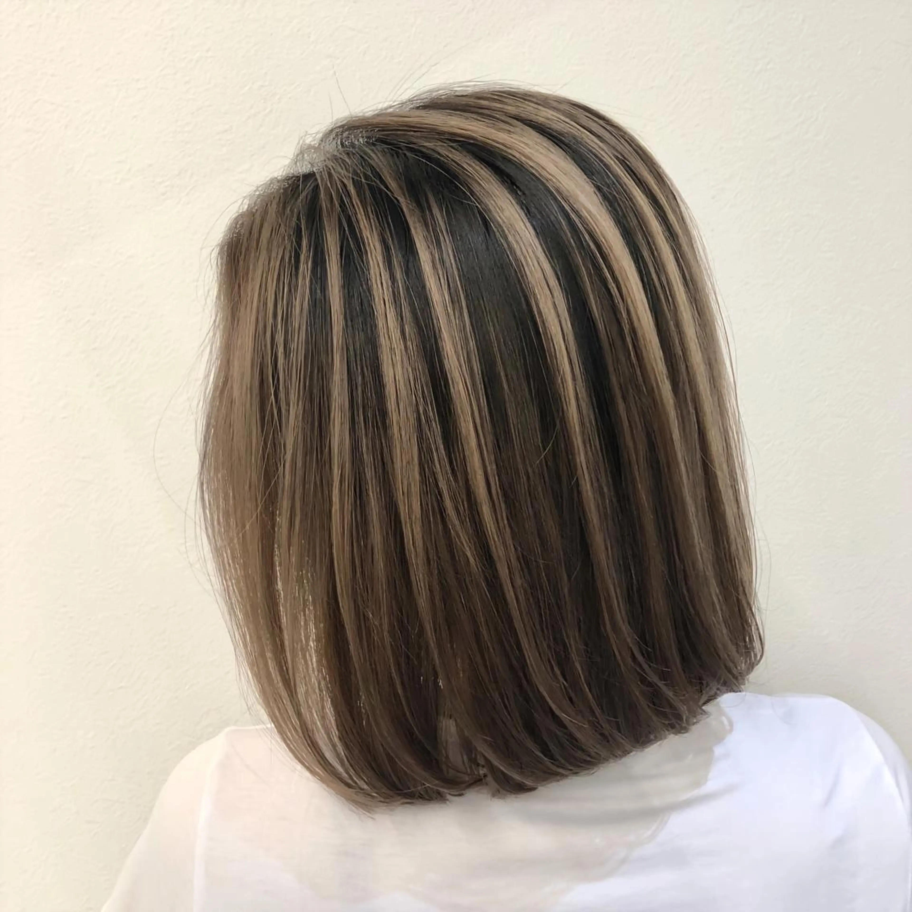 ショート カラー バレイヤージュ グラデーションカラー ハイライトカラー ハイトーンカラー ハイライト NEO Beauty Salon所属・𝐍𝐄𝐎 𝐉𝐔𝐑𝐈のネイルデザイン