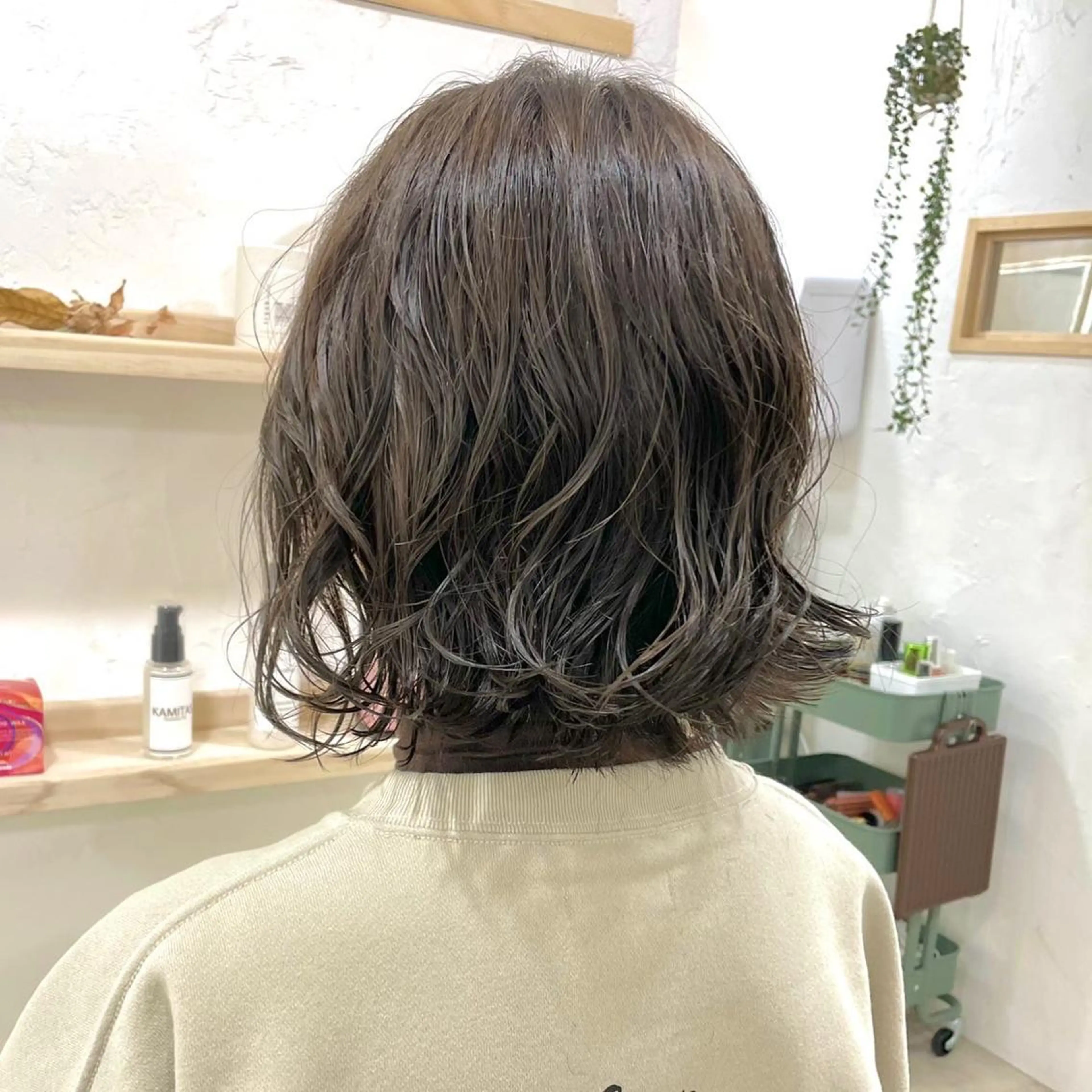 ショート カラー パーマ 切りっぱなしボブ 透明感カラー デザインカラー インナーカラー ボブ 銀座No.1髪質改善 縮毛矯正/本木のヘアスタイル