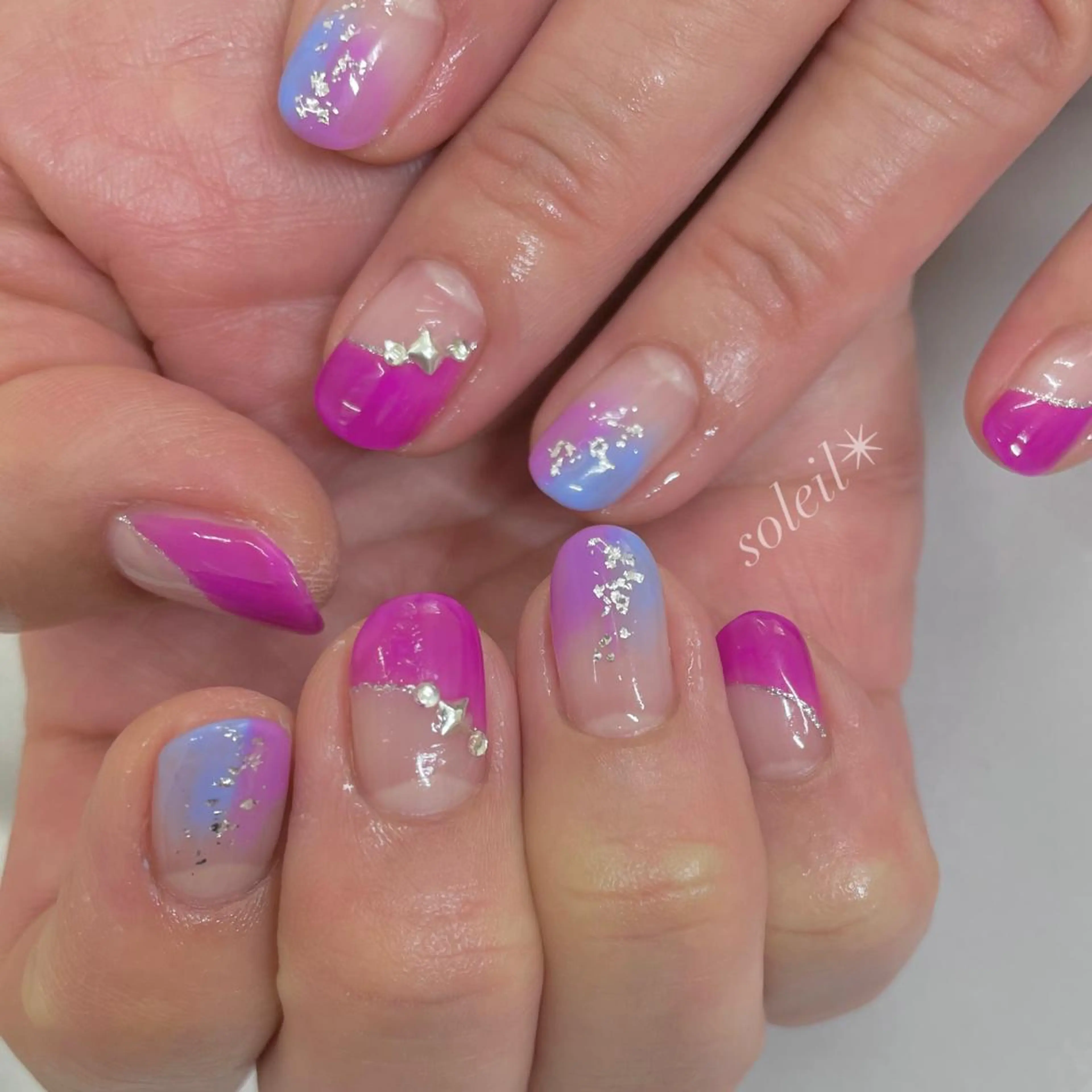 ネイル フラッシュネイル ジェルネイル ラメ(グリッター) ミラーネイル ニュアンスネイル 粟津 美紀のネイルデザイン
