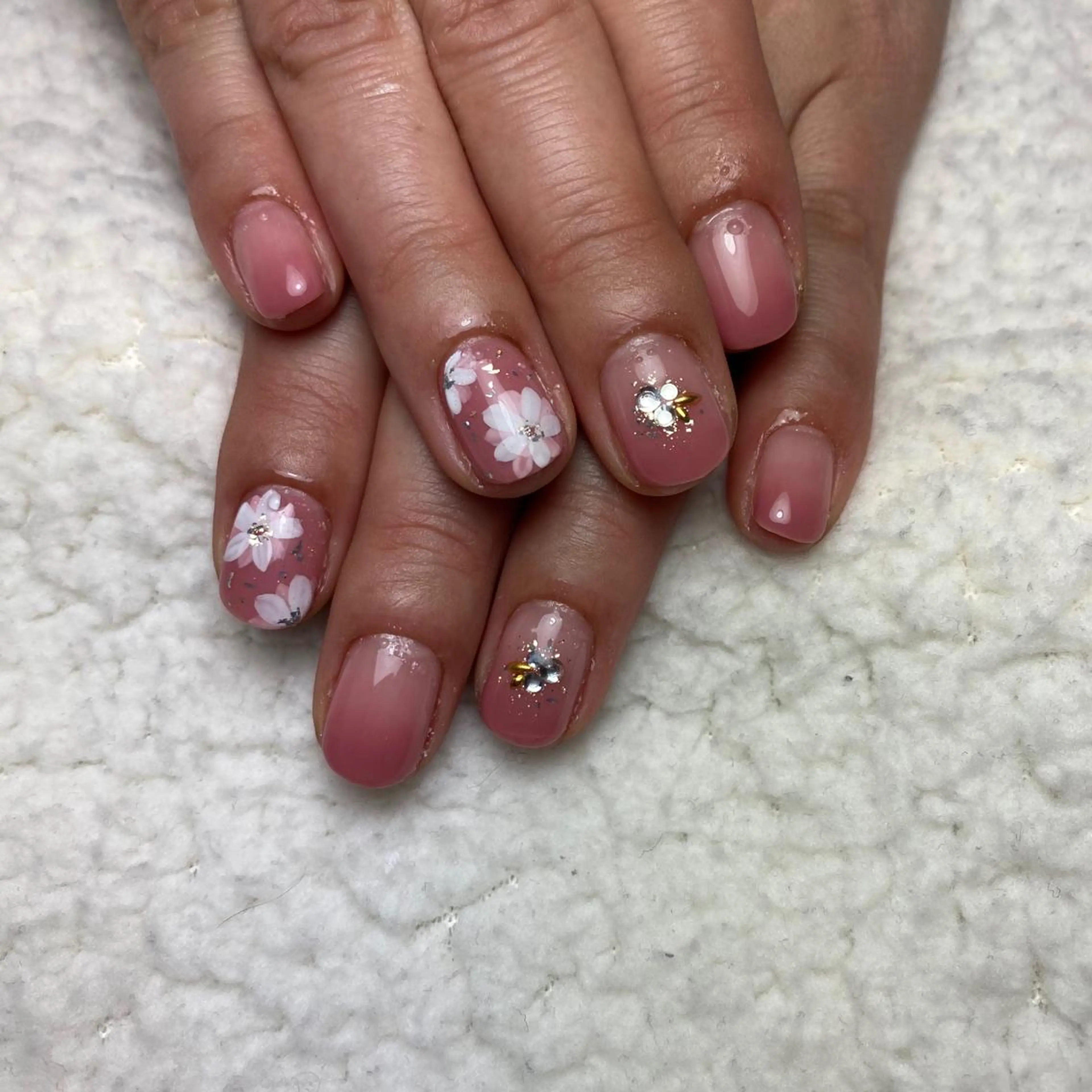 ネイル フラワーネイル グラデーション ピンク ハンドネイル COCO+所属・COCO +のエステ・リラクイメージ