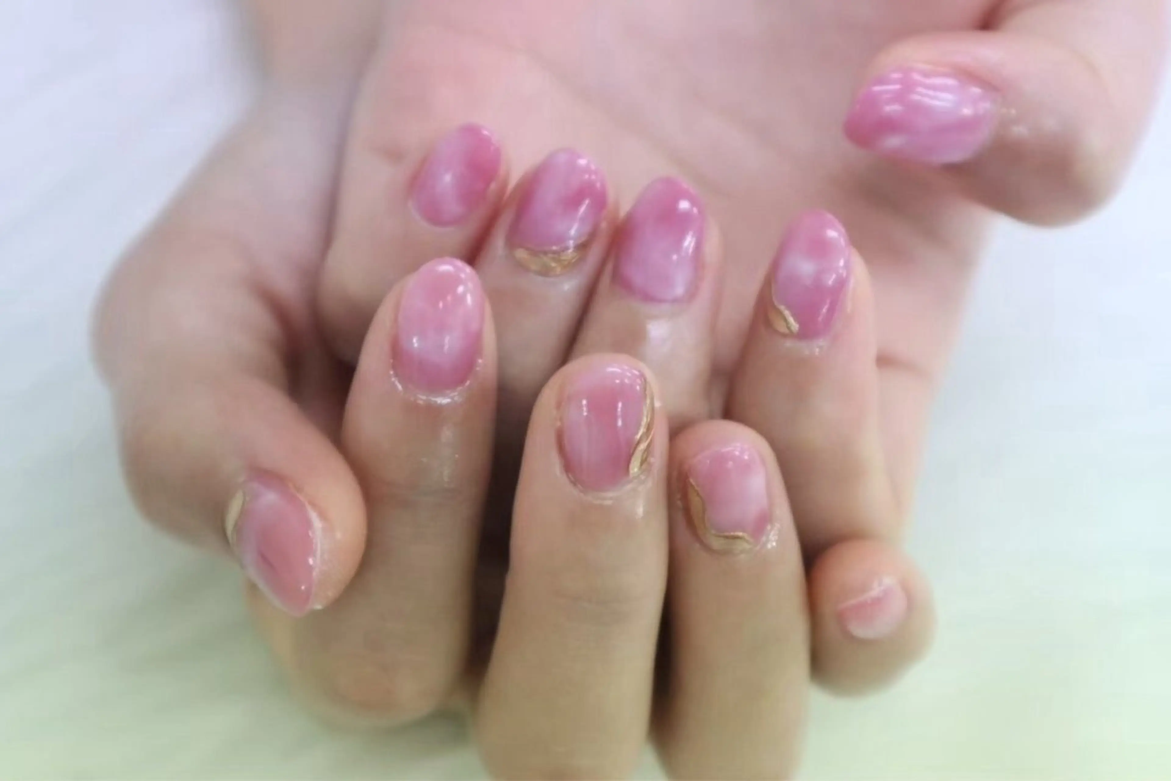 ネイル 大理石ネイル(マーブル) ミラーネイル ピンク ホワイト カラーズビューティサロン所属・ツノスエアヤカ ／つののネイルデザイン