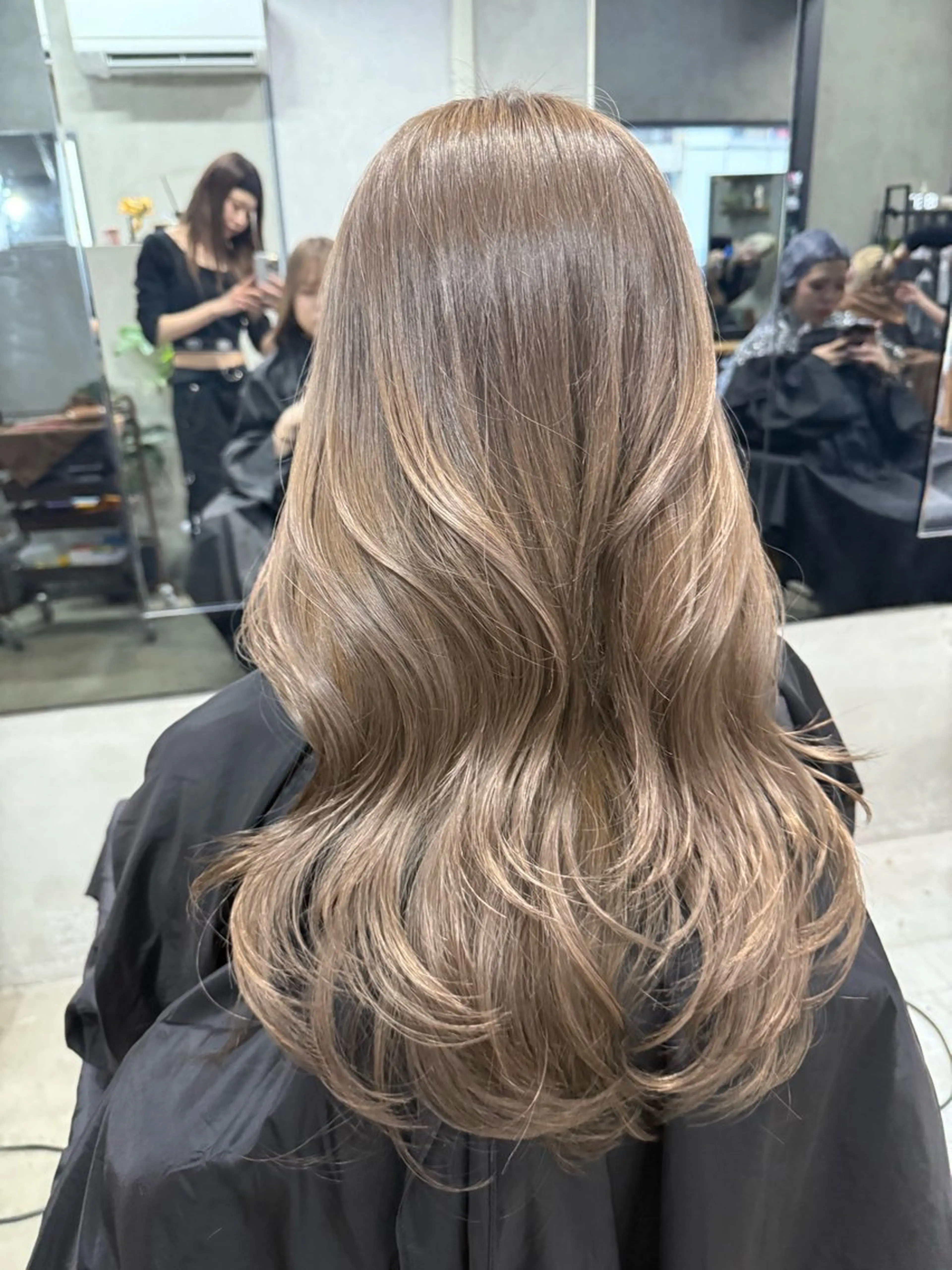 ロング カラー ベージュカラー ミルクティーベージュ AIRI layer cut hairのヘアスタイル