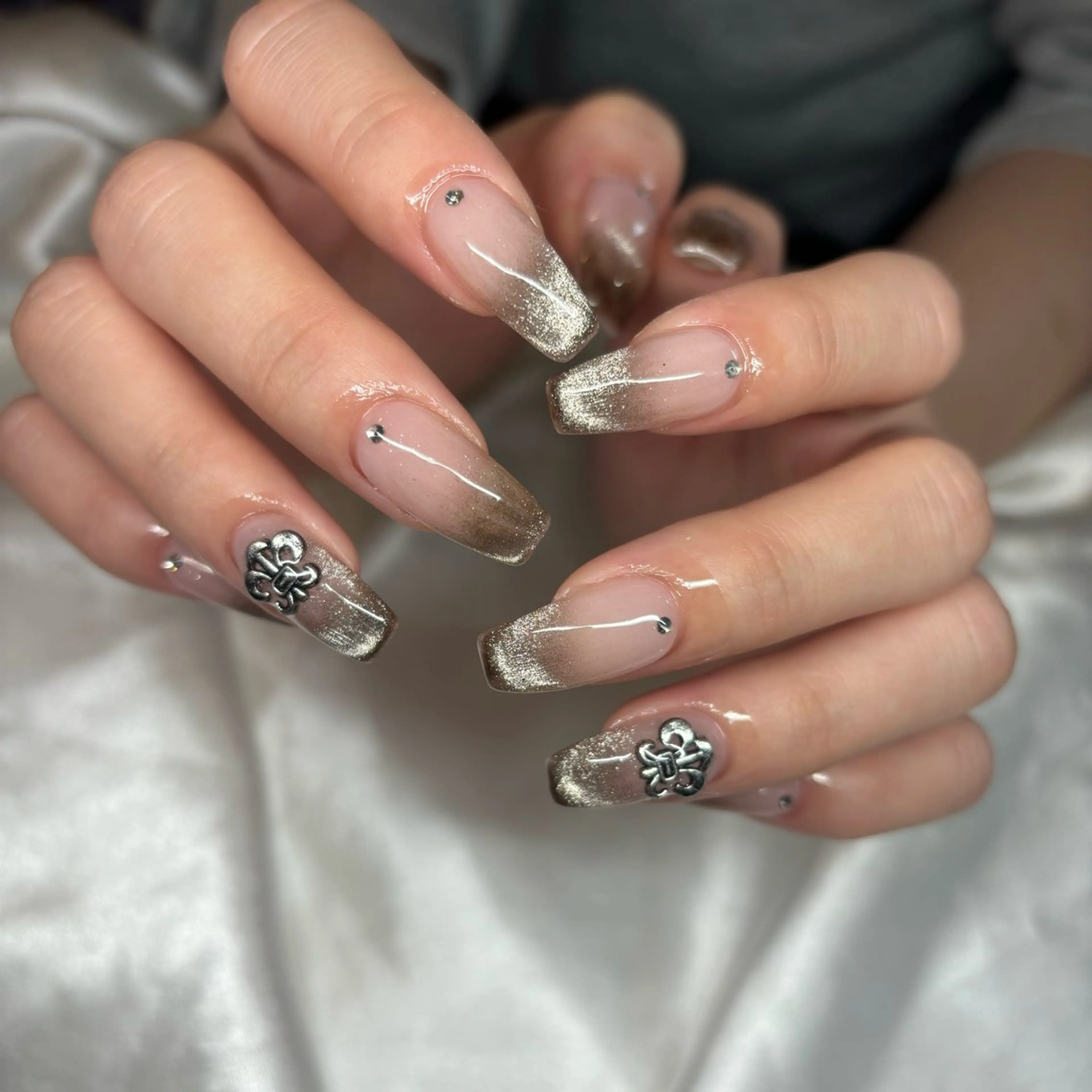 ネイル 長さ出し グラデーション 卒業式 キラキラネイル ロングネイル happiness nailのネイルデザイン