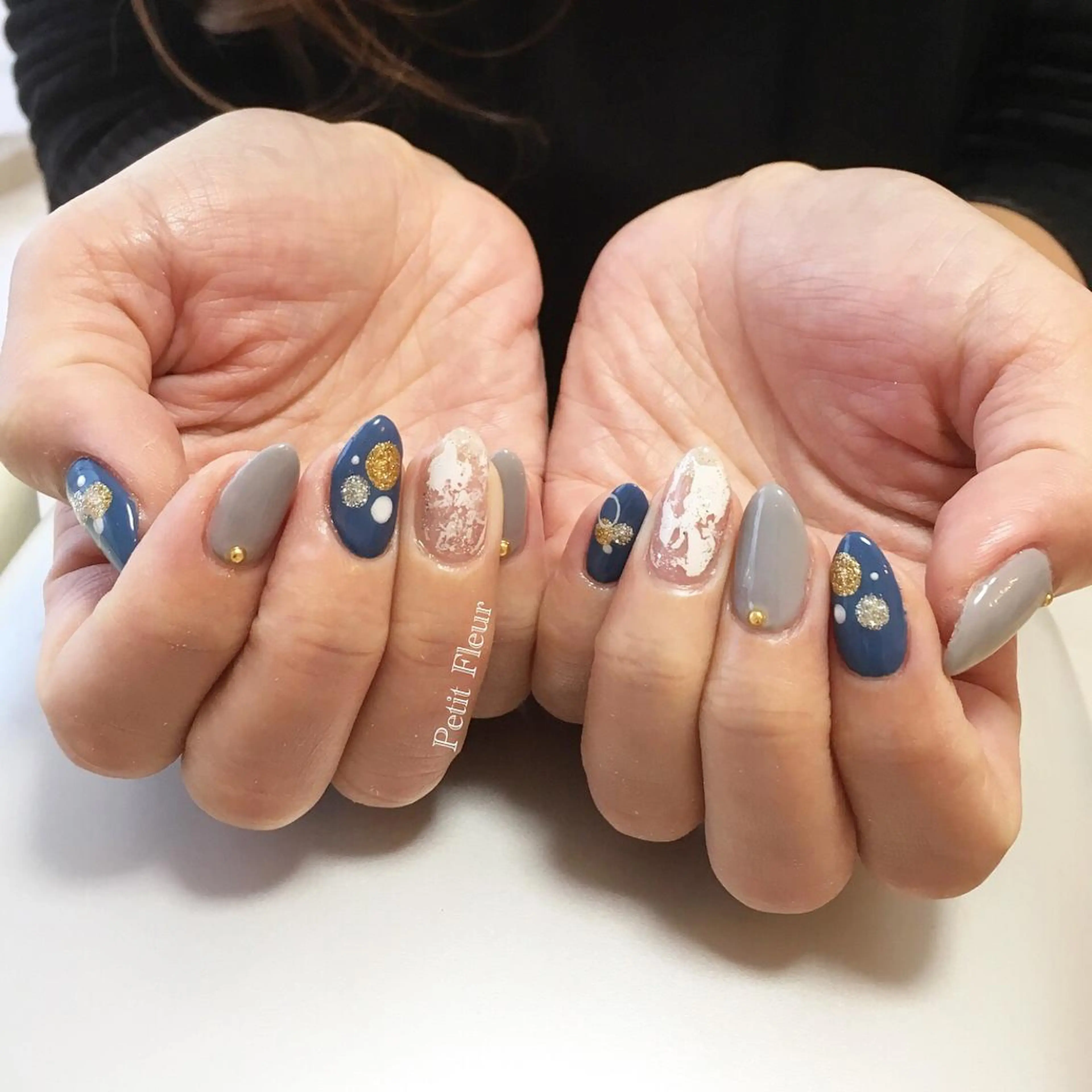 ネイル ドット 冬ネイル Petit Fleur所属・青柳 亜梨奈のマツエク・マツパデザイン