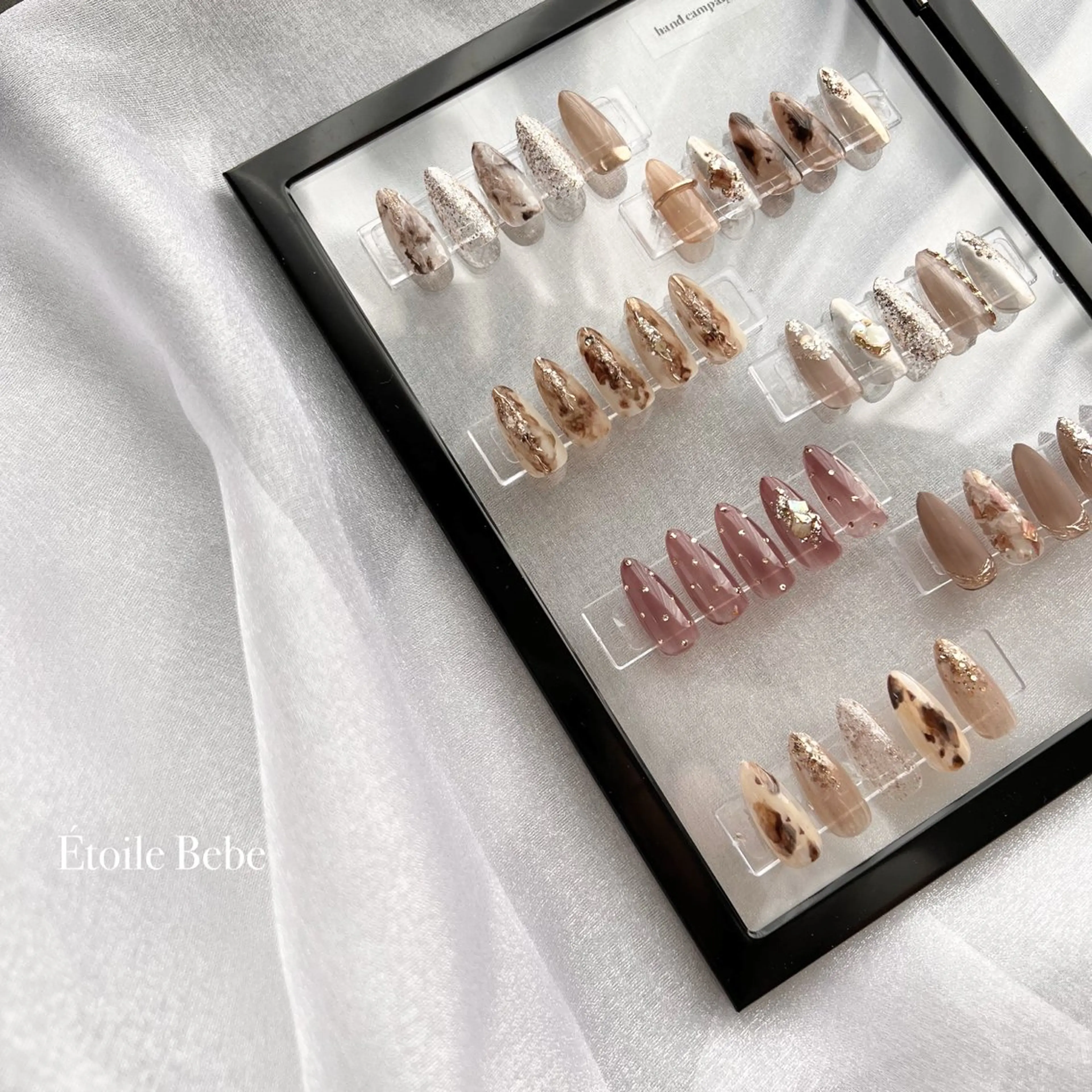 ネイル ブラウン ゴールド ニュアンスネイル フットネイル Étoile Bebeのエステ・リラクイメージ