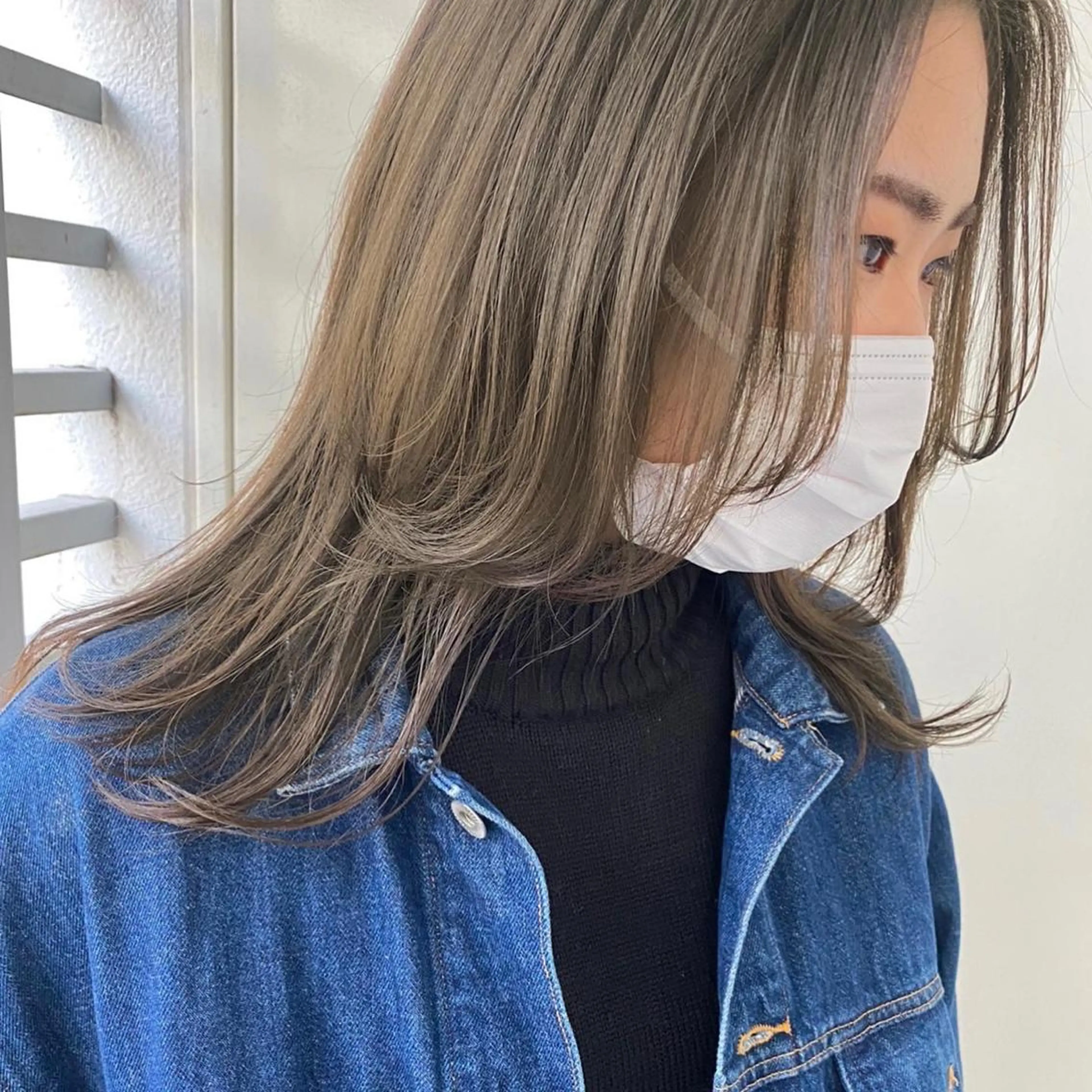 セミロング カラー ANNA ／艶髪／ハイトーンのヘアスタイル