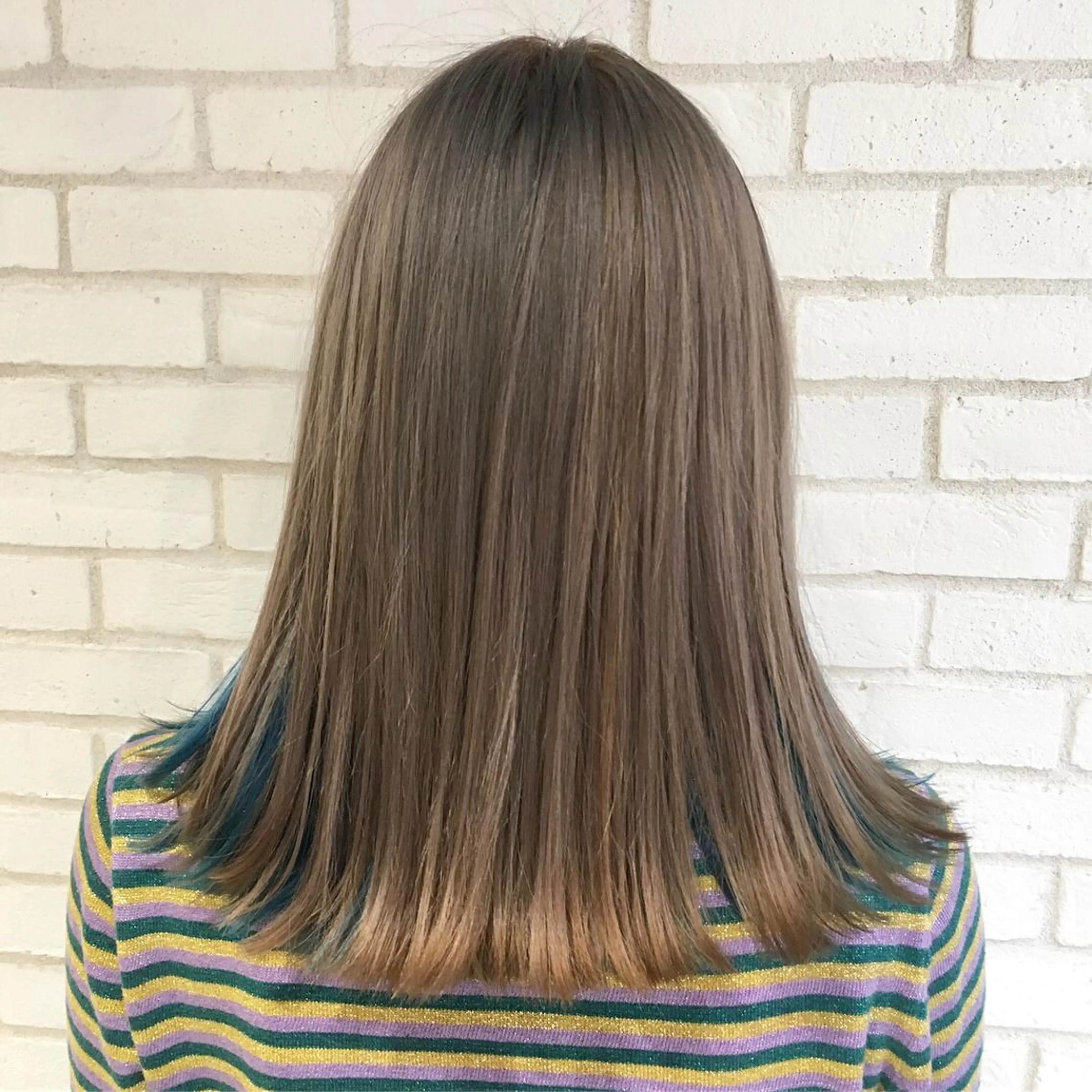 ミディアム カラー ベージュカラー ブルーカラー インナーカラー シルバー シルバーベージュ 佐藤 高徳のヘアスタイル