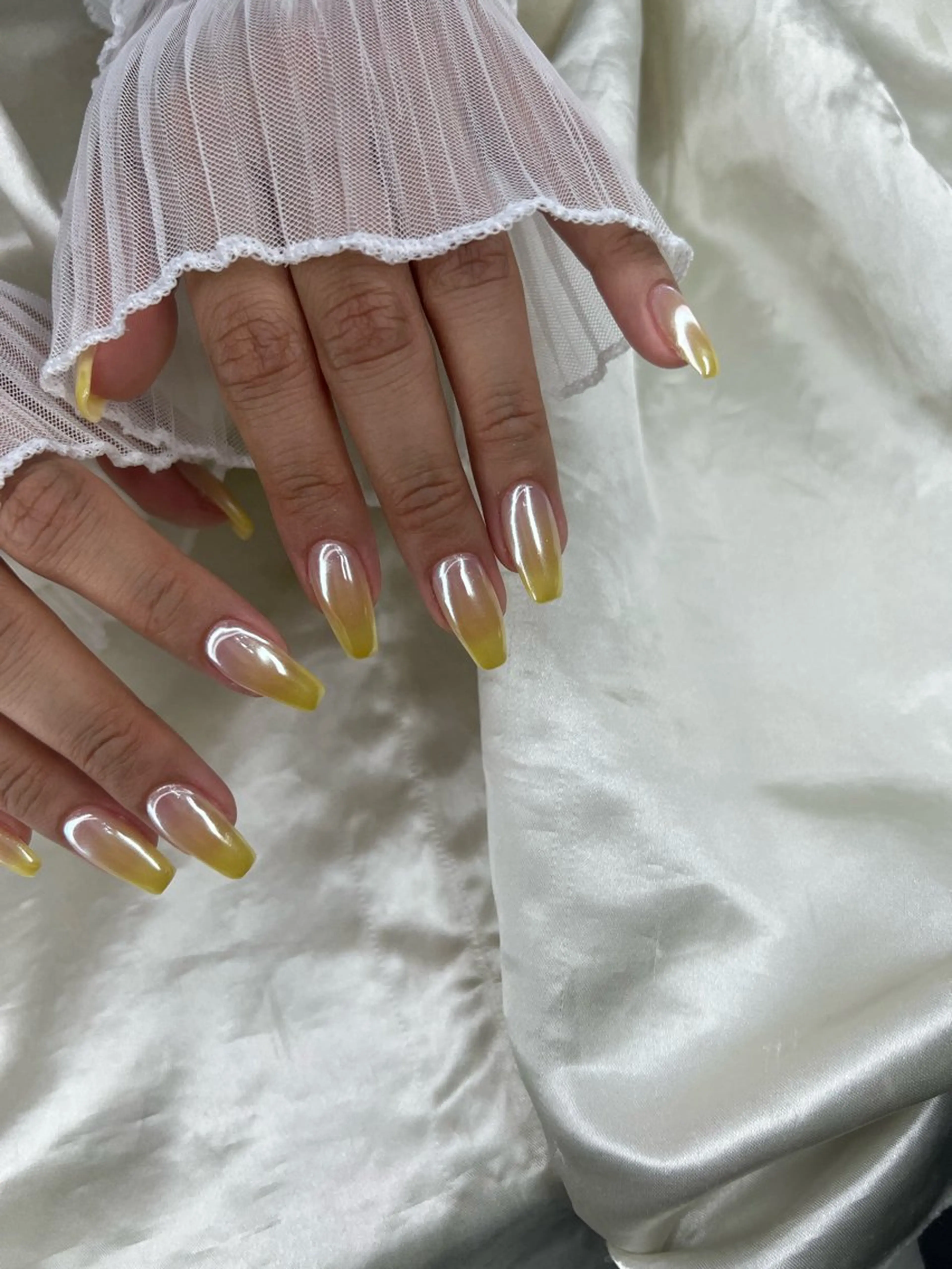 ネイル グラデーション ミラーネイル 黄色 ハンドネイル ハンドケア Charme. NOBUKOのネイルデザイン