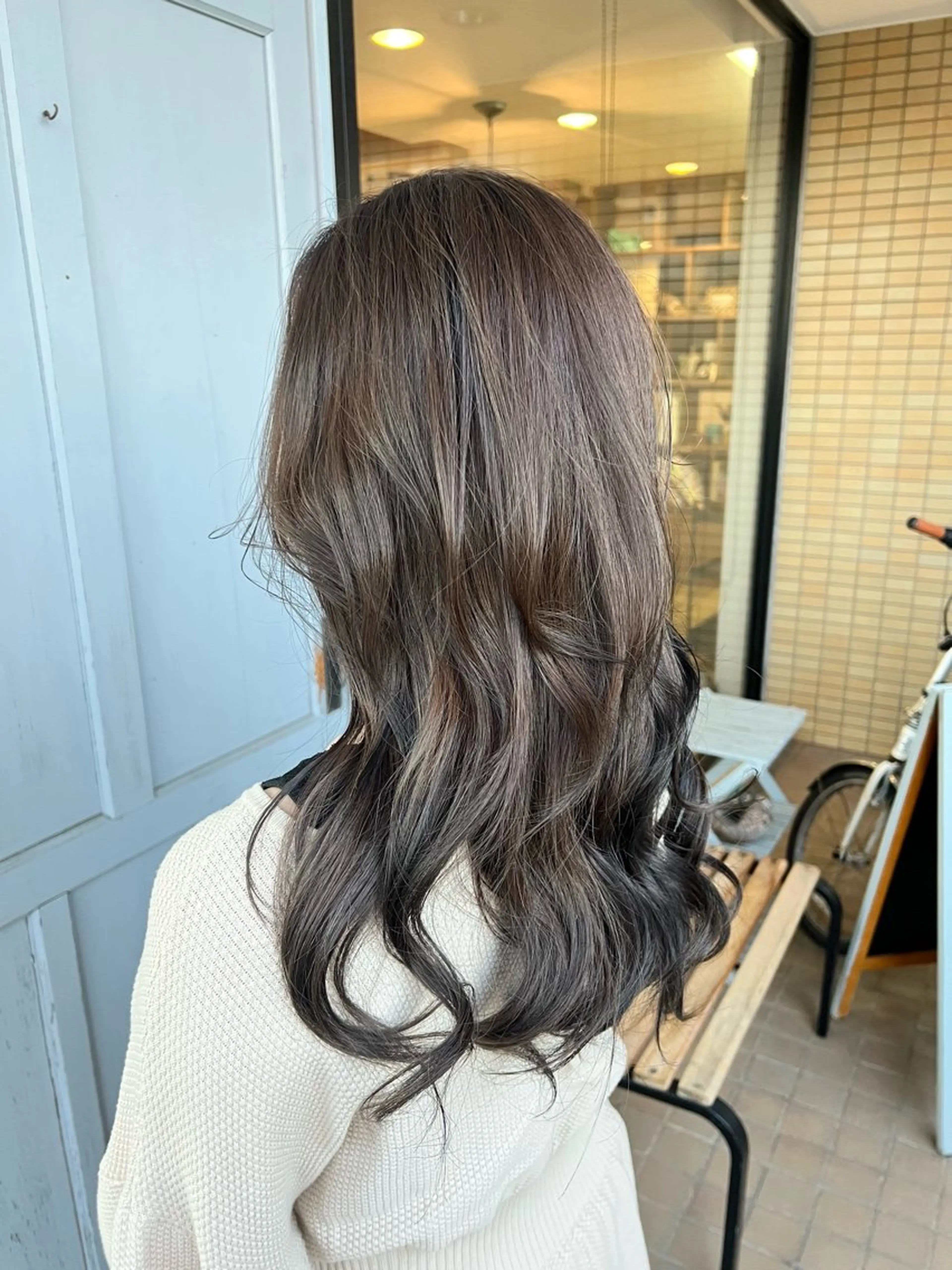 ロング カラー ブリーチ グレージュ ヘアカラー トリートメント ツキダテ ユイのヘアスタイル