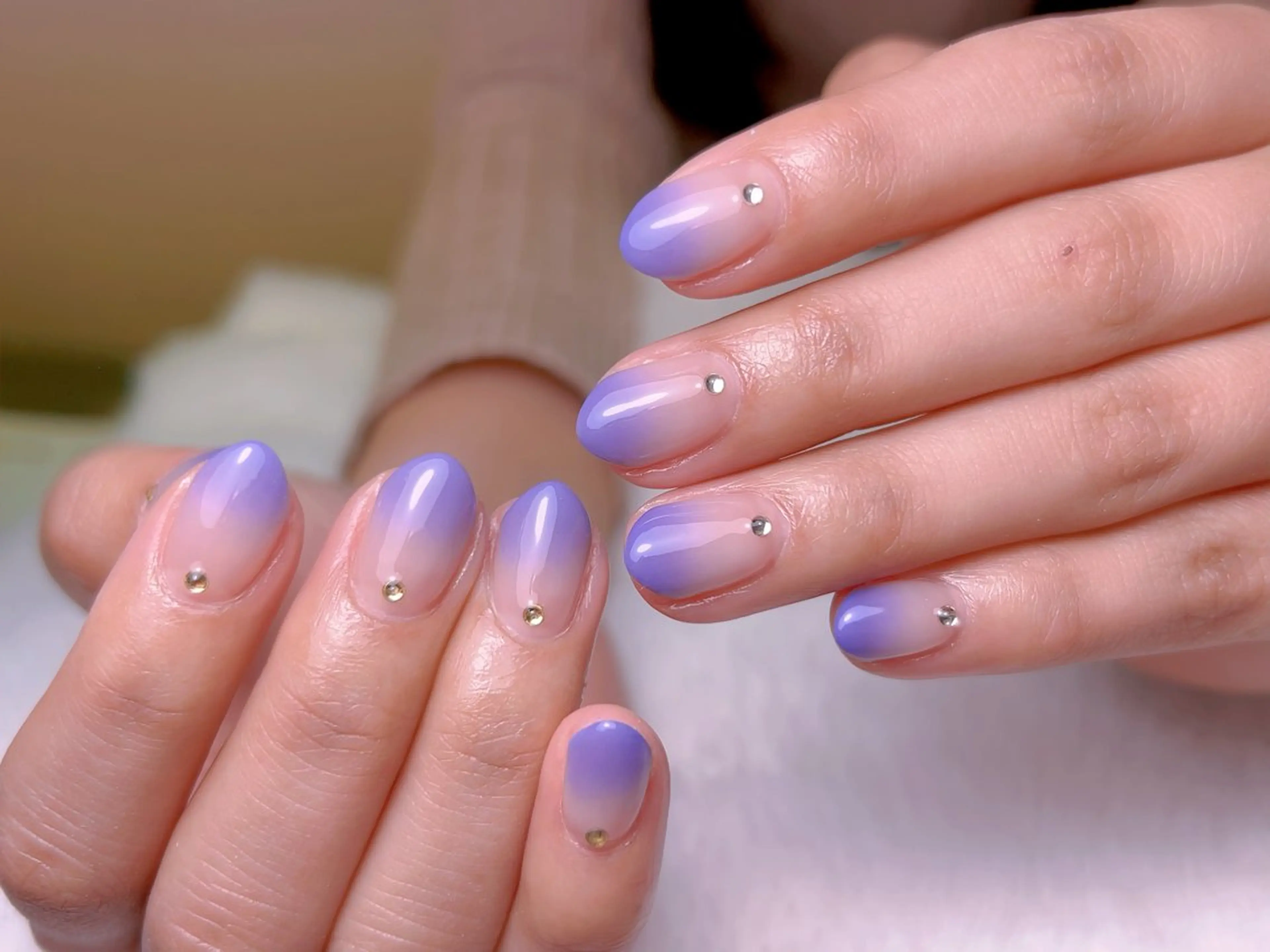 ネイル グラデーション ストーンネイル ハンドネイル 【長さ出し】 IRIS NAILのネイルデザイン