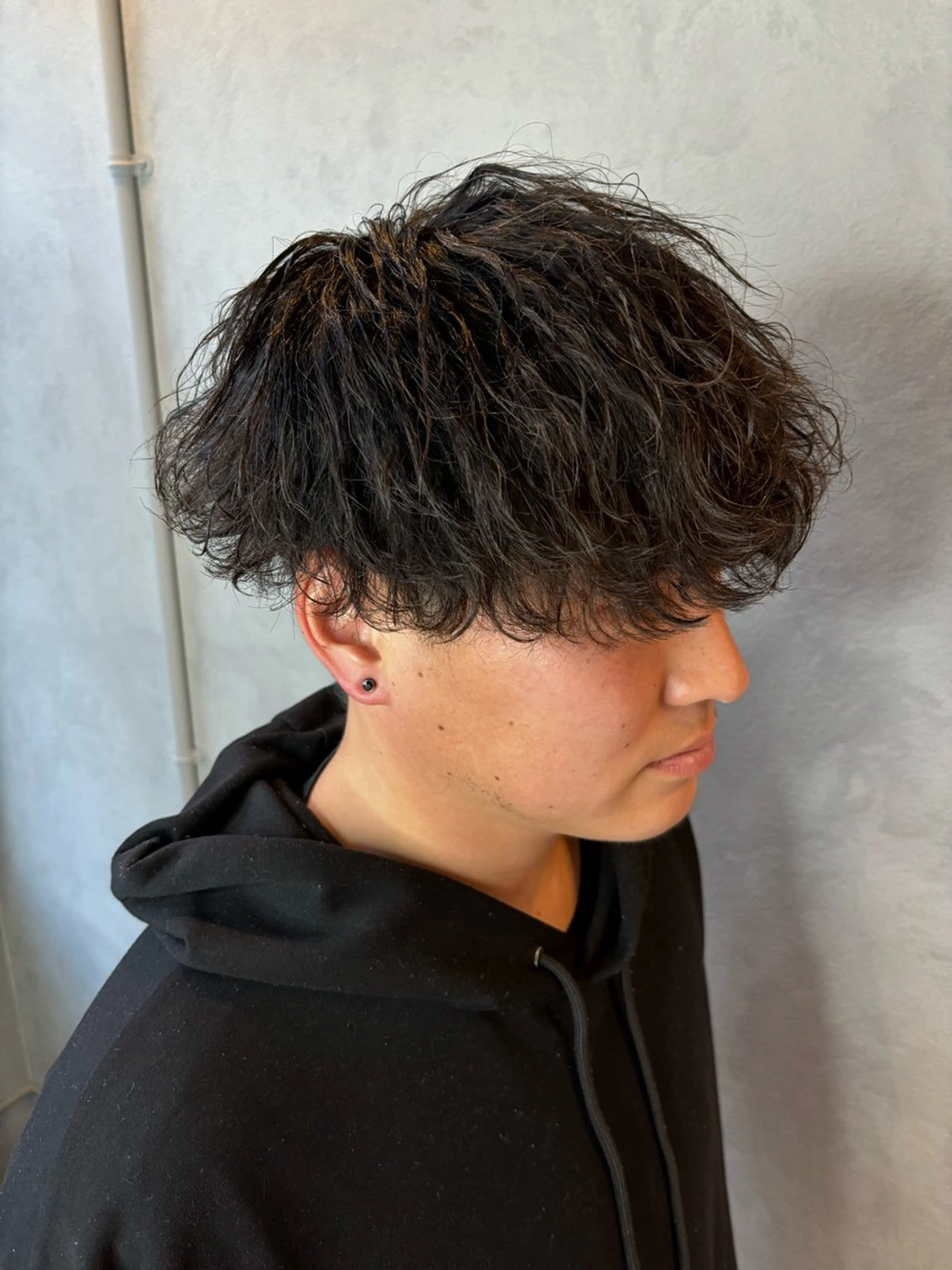 ミディアム パーマ メンズ ミディアムパーマ マッシュ メンズパーマ 波巻きパーマ カット パーマ 穐田 航のヘアスタイル