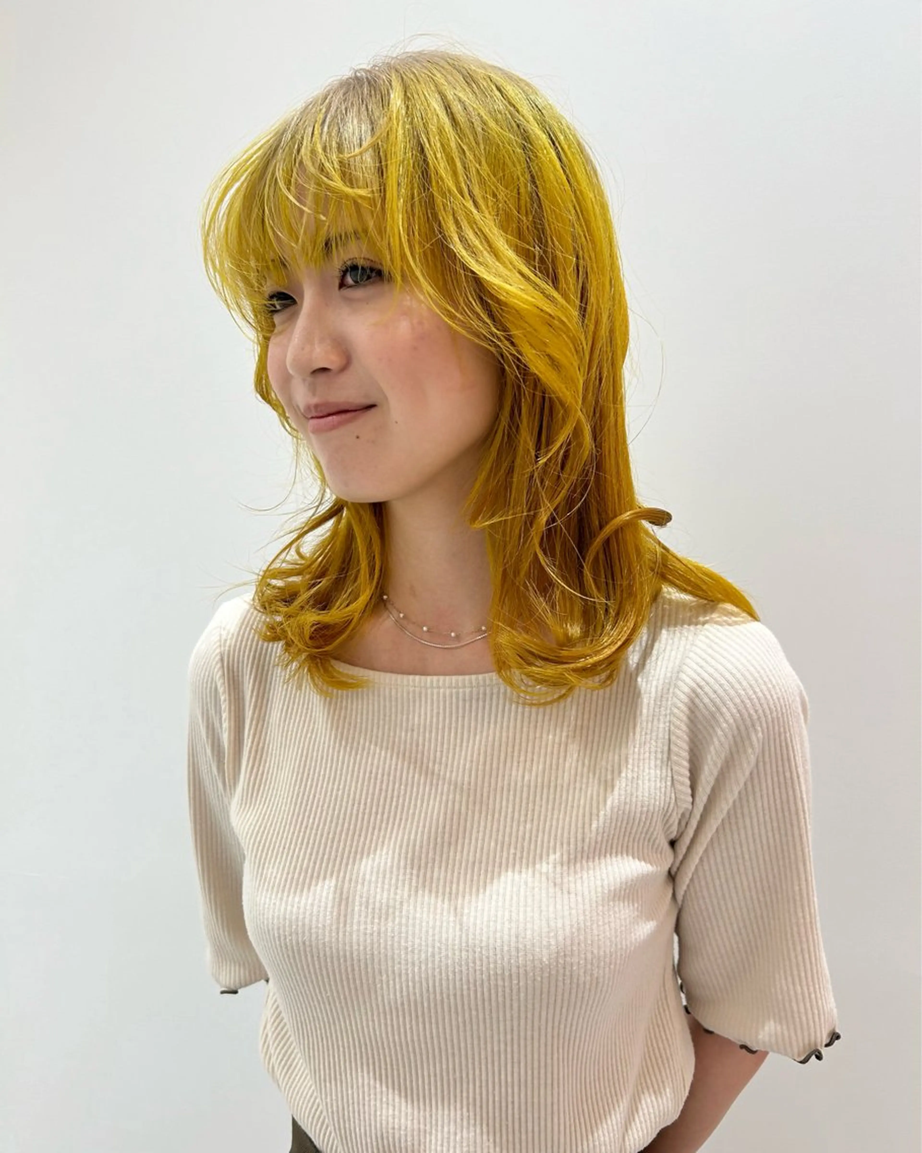 ミディアム カラー ベージュカラー ホワイトベージュ イエローカラー カット ヘアカラー トリートメント ヘアセット ハイトーン/ブリーチ 似合せカット/パーマのヘアスタイル