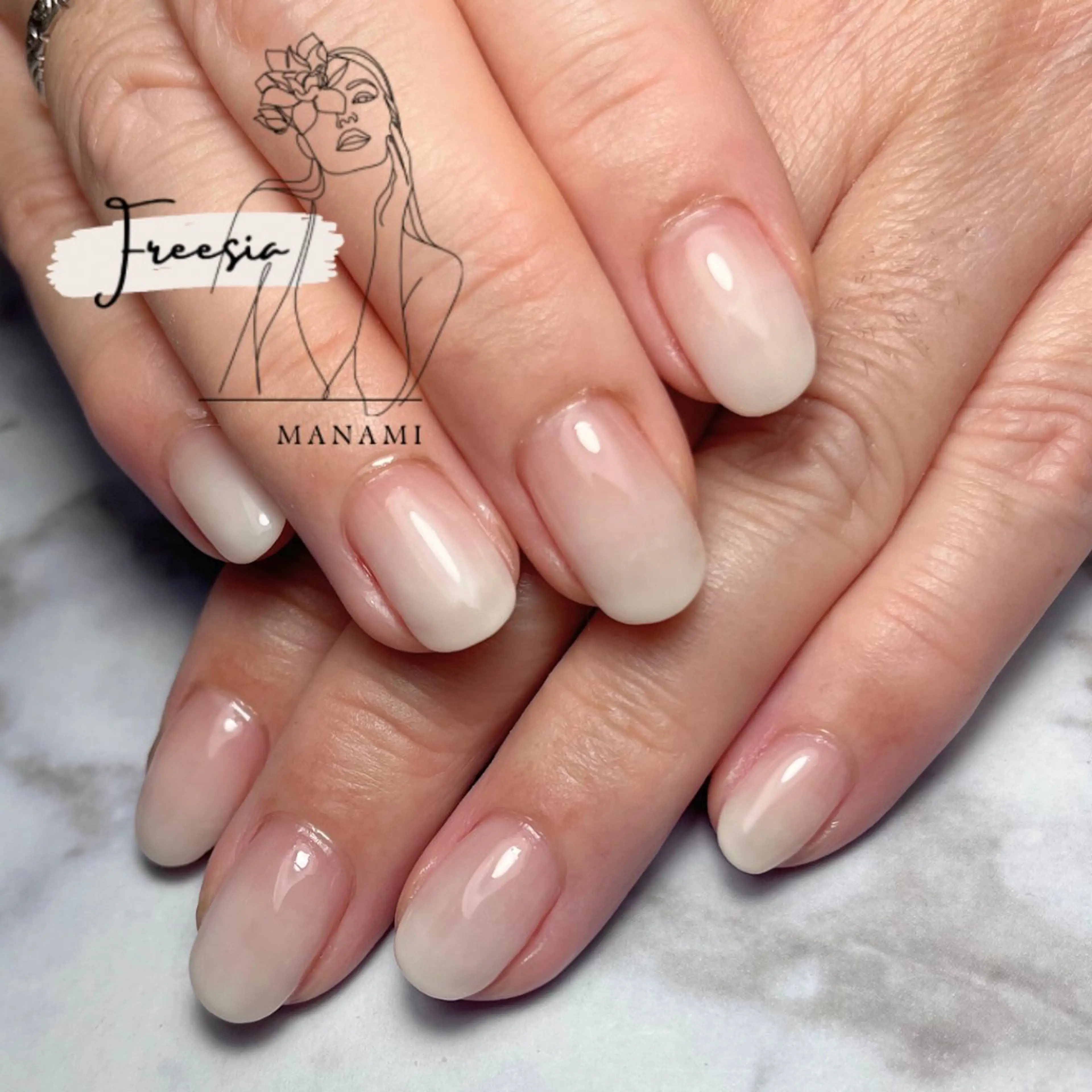 ネイル グラデーション ホワイト ハンドネイル freesia Manamiのネイルデザイン