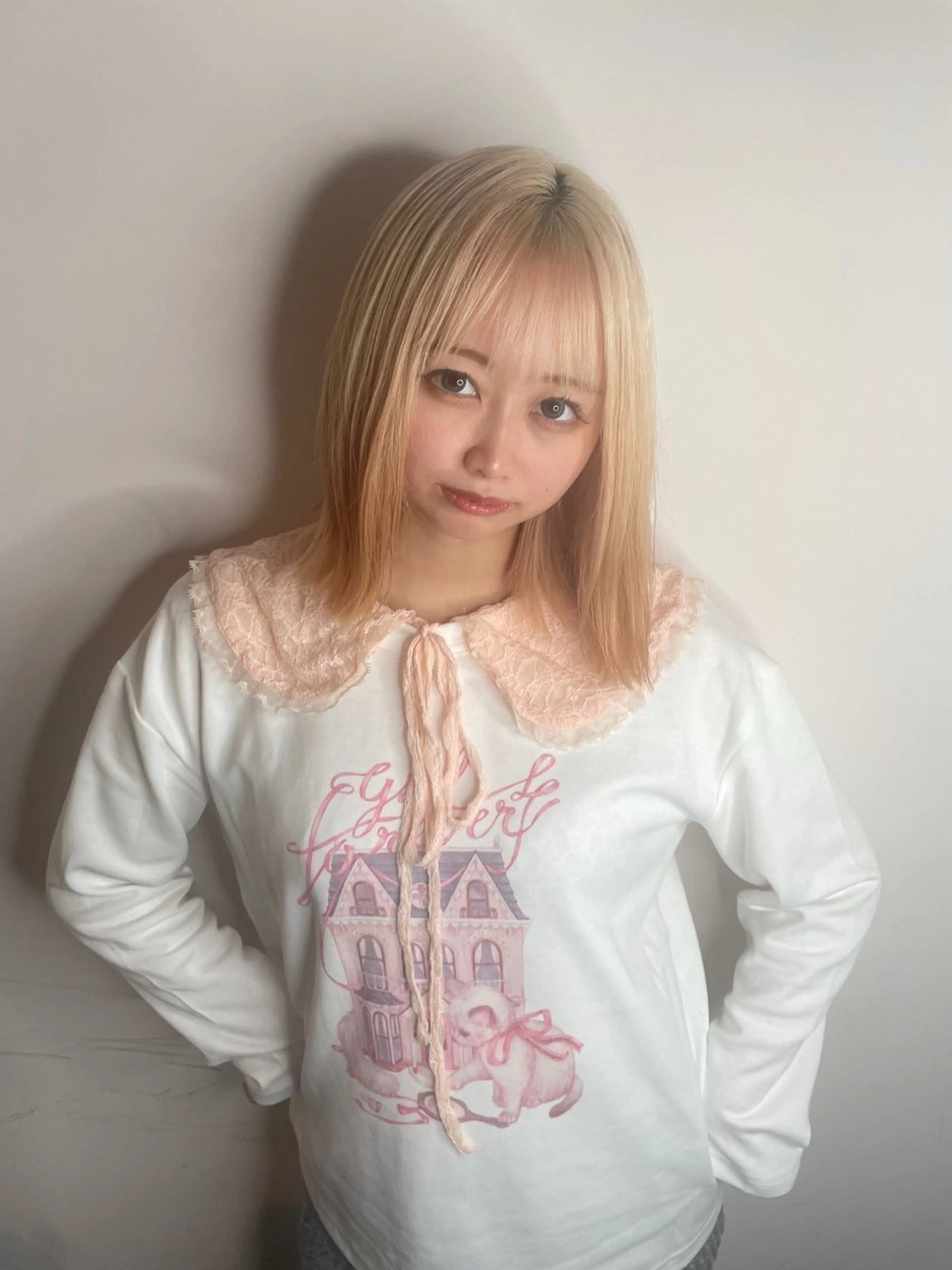 ミディアム カット ヘアカラー 鈴木瑛里／ブロンド ベージュ／男女のヘアスタイル