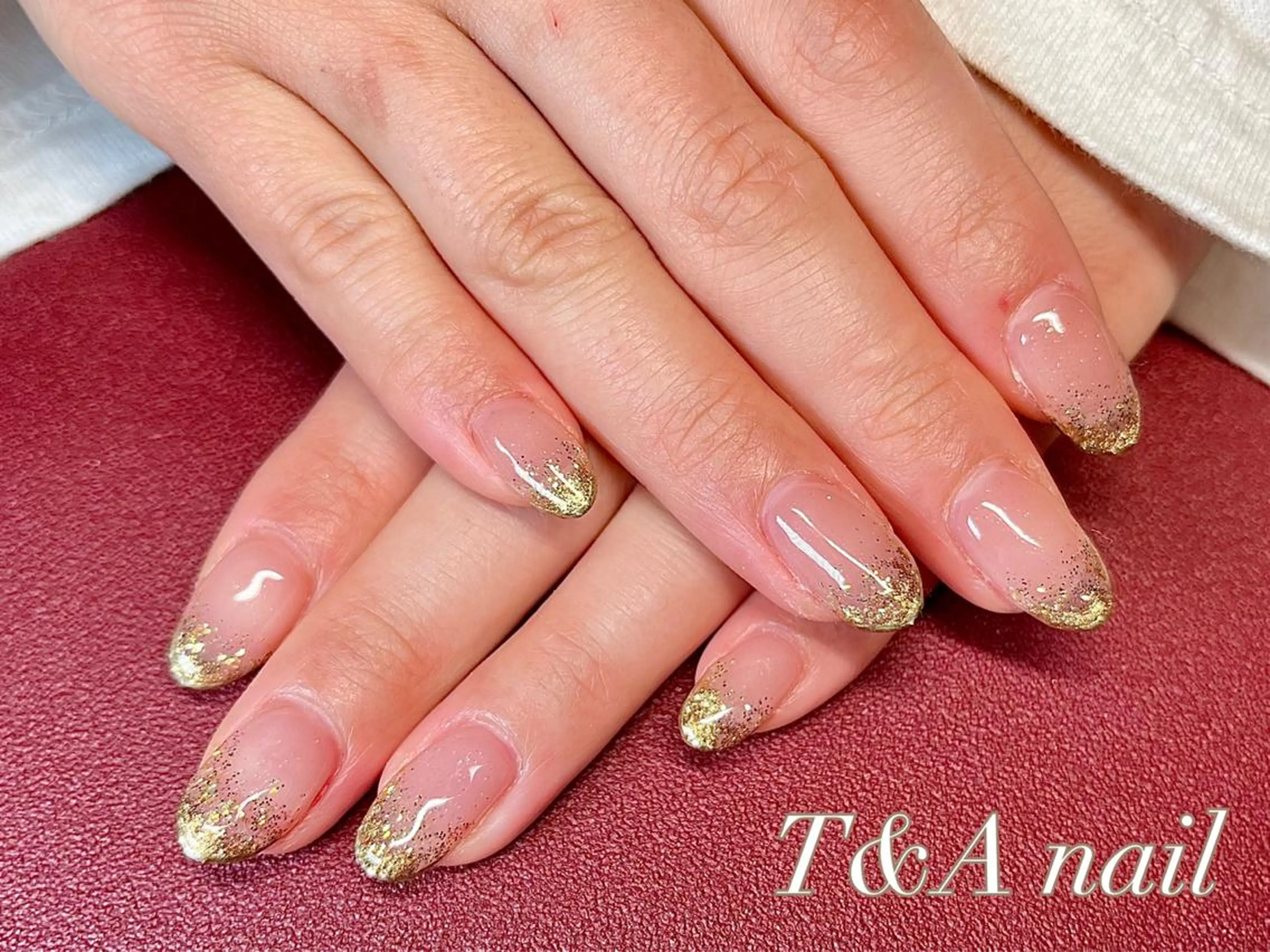 ミディアム ネイル 長さ出し ジェルネイル ゴールド グラデーション ラメ(グリッター) ハンドネイル T&A nailのネイルデザイン