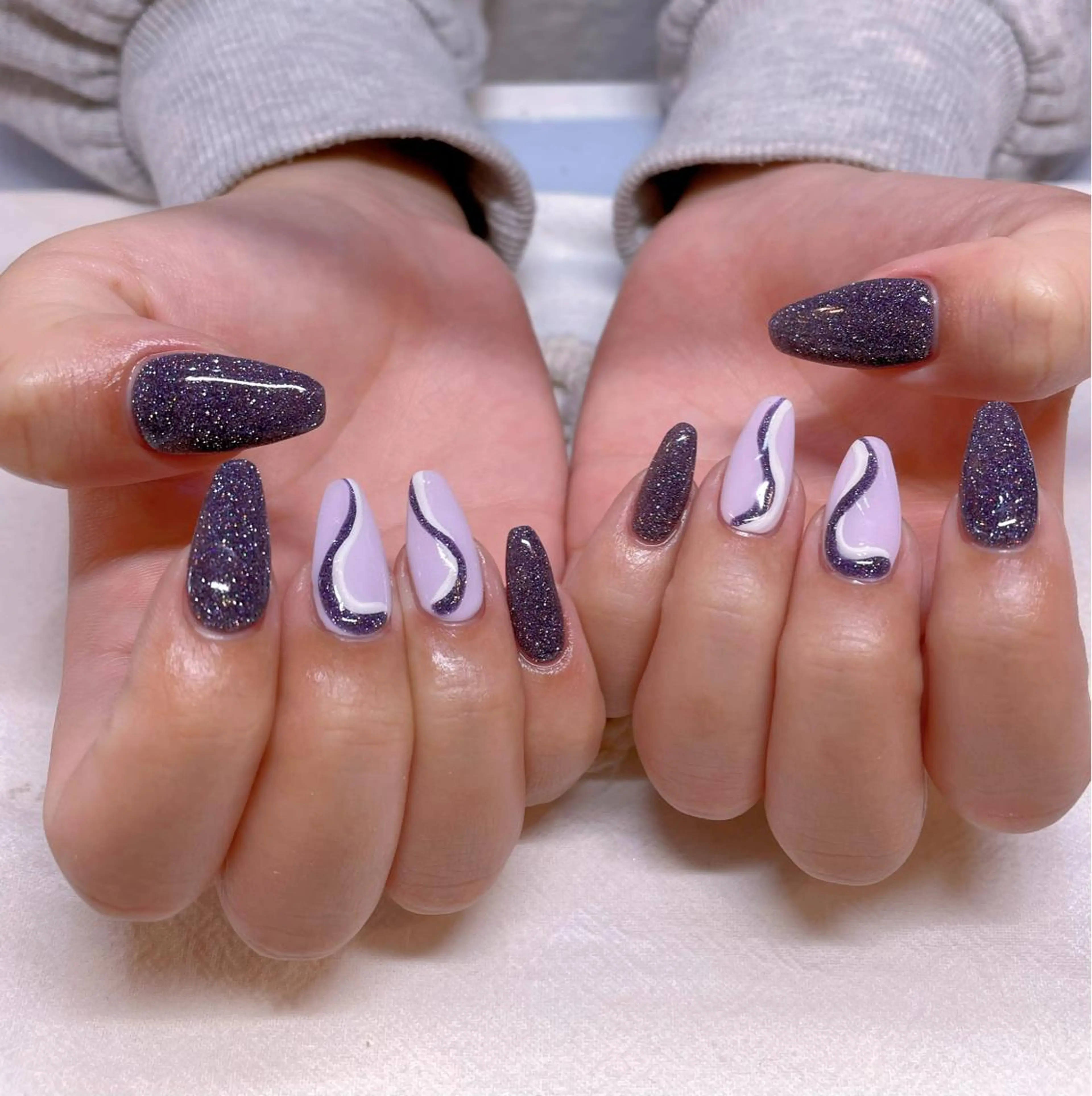 デザイン4本コース🔮(2種類のデザインを両手に一本ずつ、計4本。残りはワンカラーまたはラメグラデーションとなります。)の写真