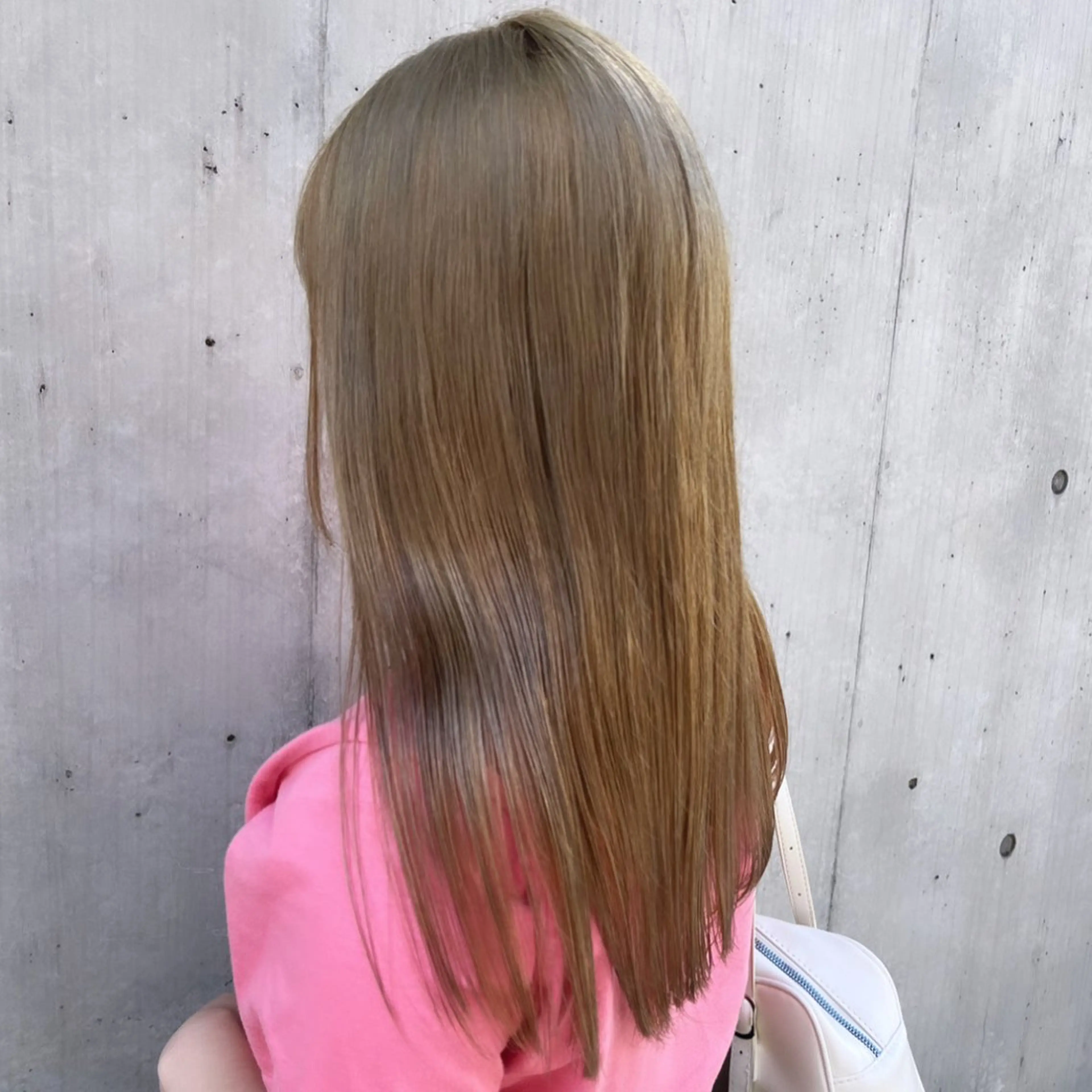 セミロング カラー ベージュカラー ダブルカラー ハイトーンカラー ハイトーンベージュ ミルクティーベージュ ヘアカラー トリートメント ヘッドスパ ヘアセット カジュアルを女っぽく 𝗮𝘆𝗮𝗰𝗼のヘアスタイル