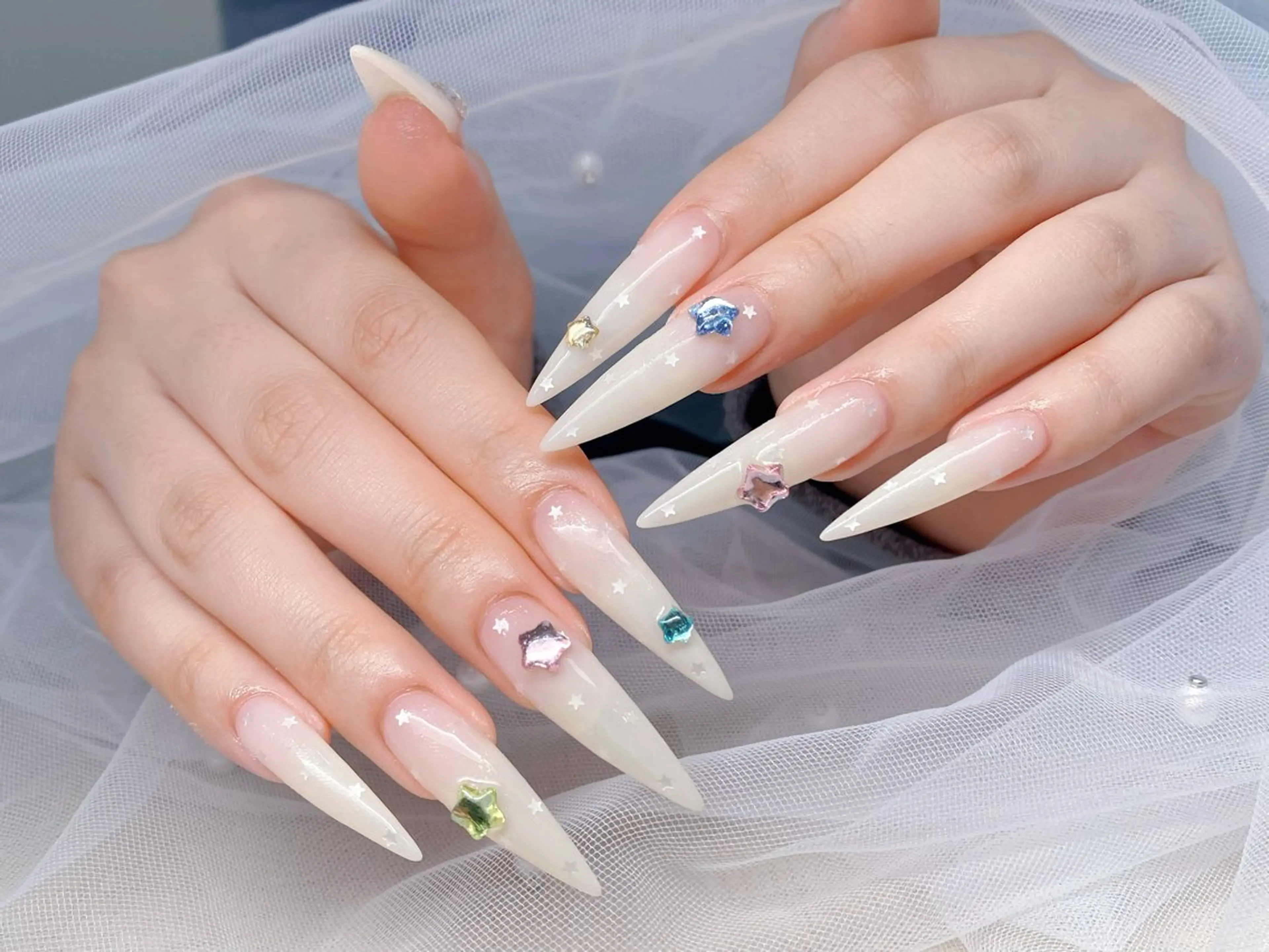 ネイル オーロラネイル ブルー チークネイル 長さ出し フットネイル ハンドネイル Momo チップ長さ出し専門店のネイルデザイン