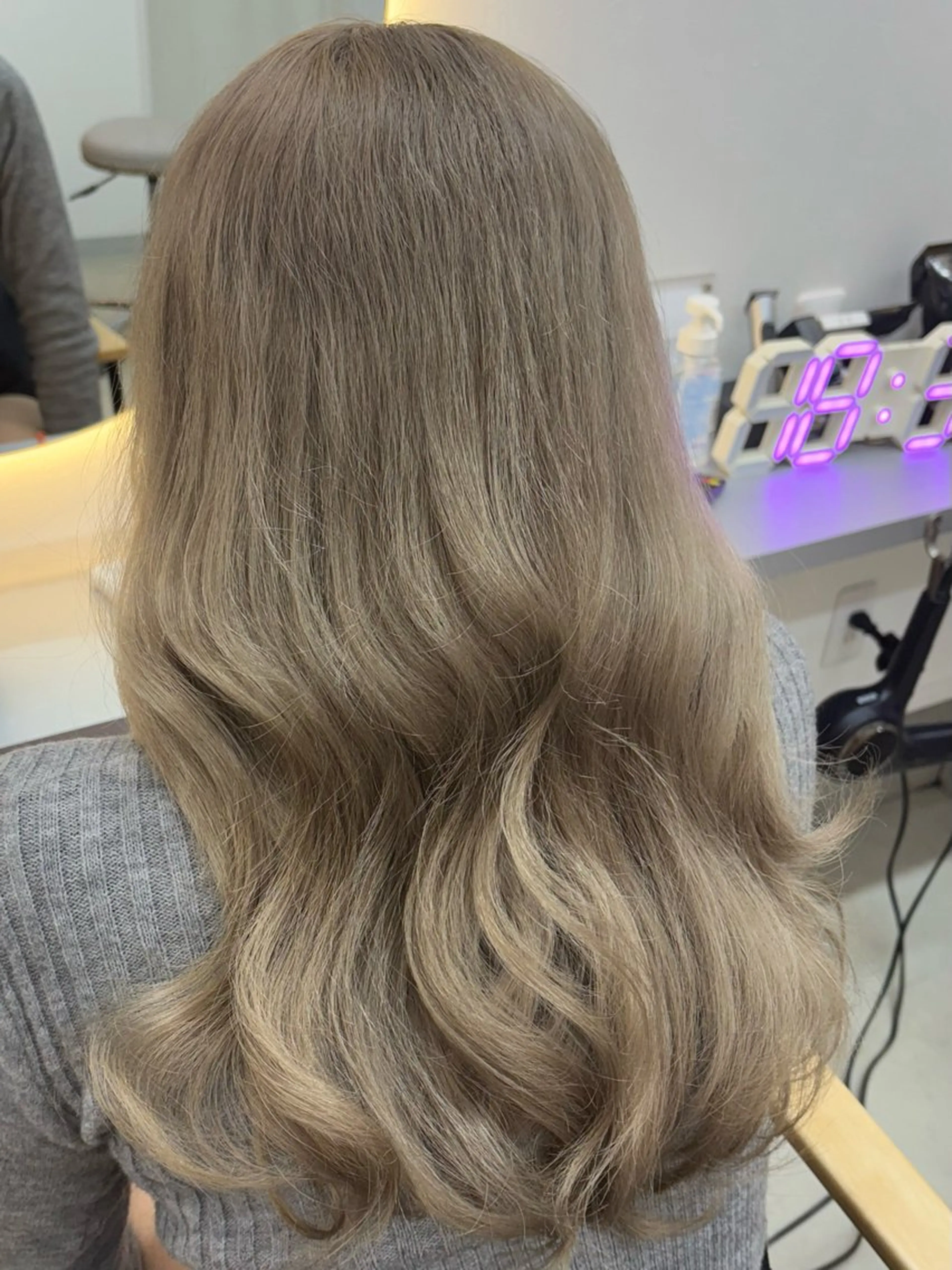 セミロング カラー ブリーチ グレージュ ミルクティーグレージュ ヘアカラー Cosmepot所属・戸川凜音 とがわりんねのヘアスタイル