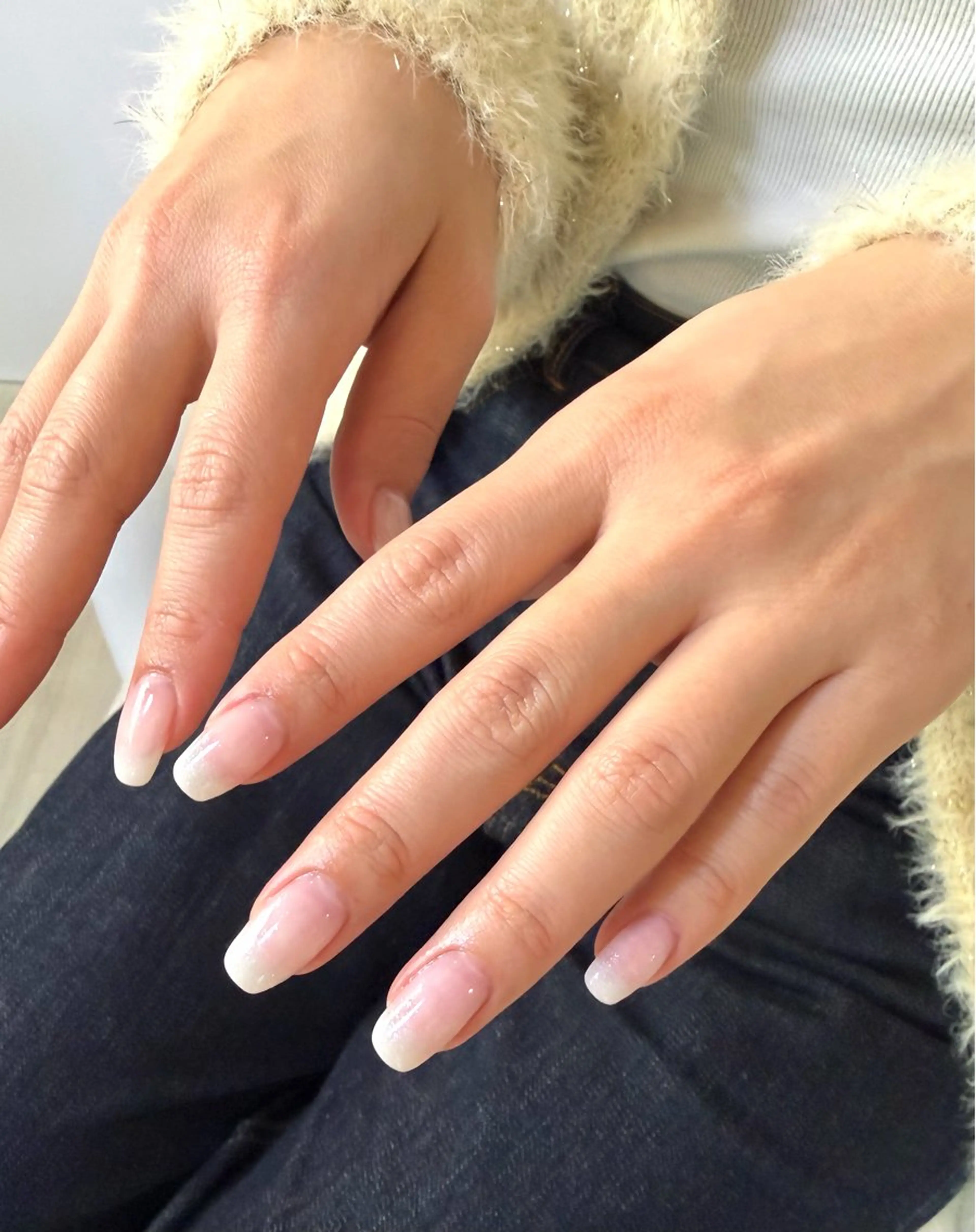 ネイル グラデーション ラメ(グリッター) ラメグラデーション ホワイト ハンドネイル LYLY mayukaのネイルデザイン