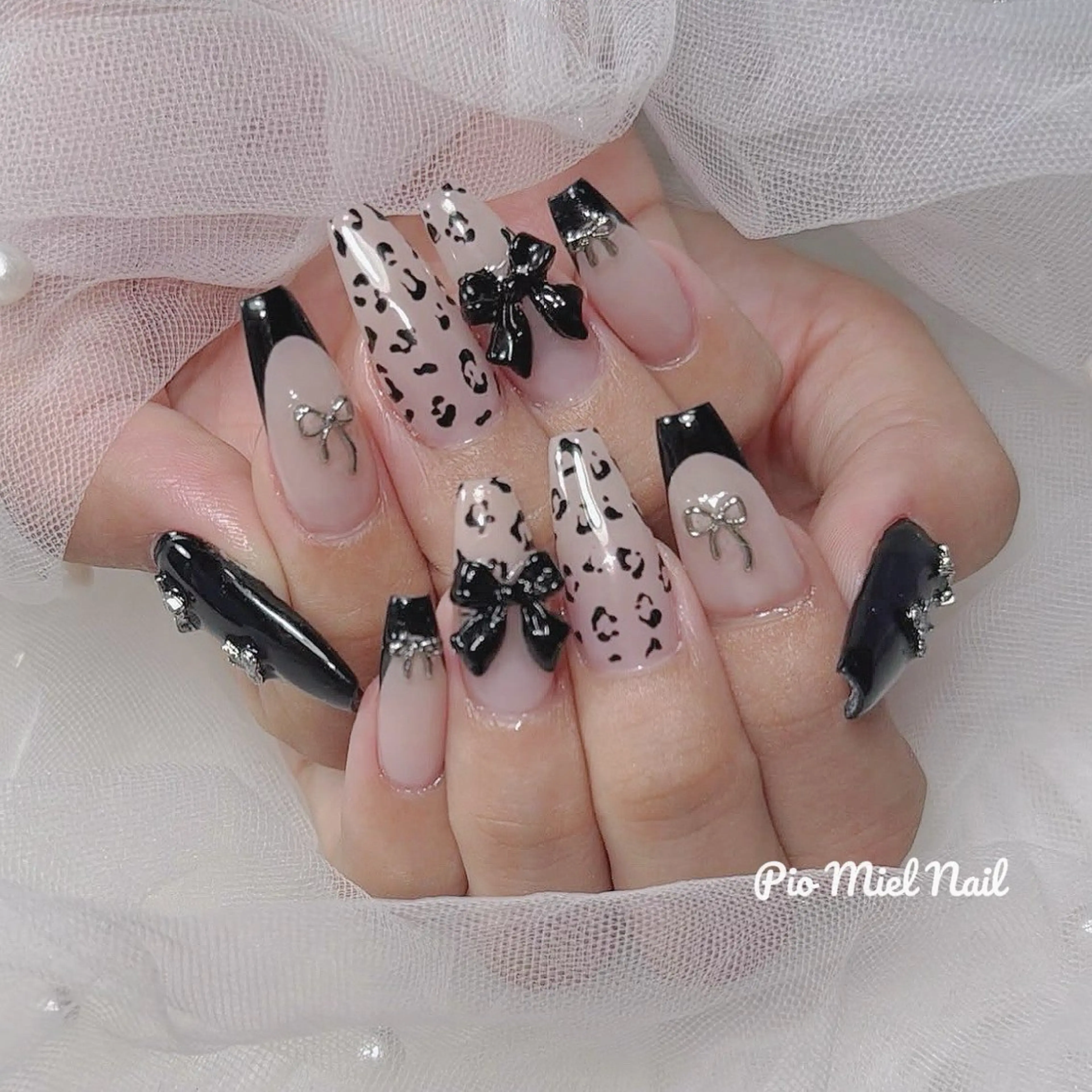 ネイル アニマル柄 フレンチネイル ガーリー リボン ハンドネイル momo 長さだしのネイルデザイン