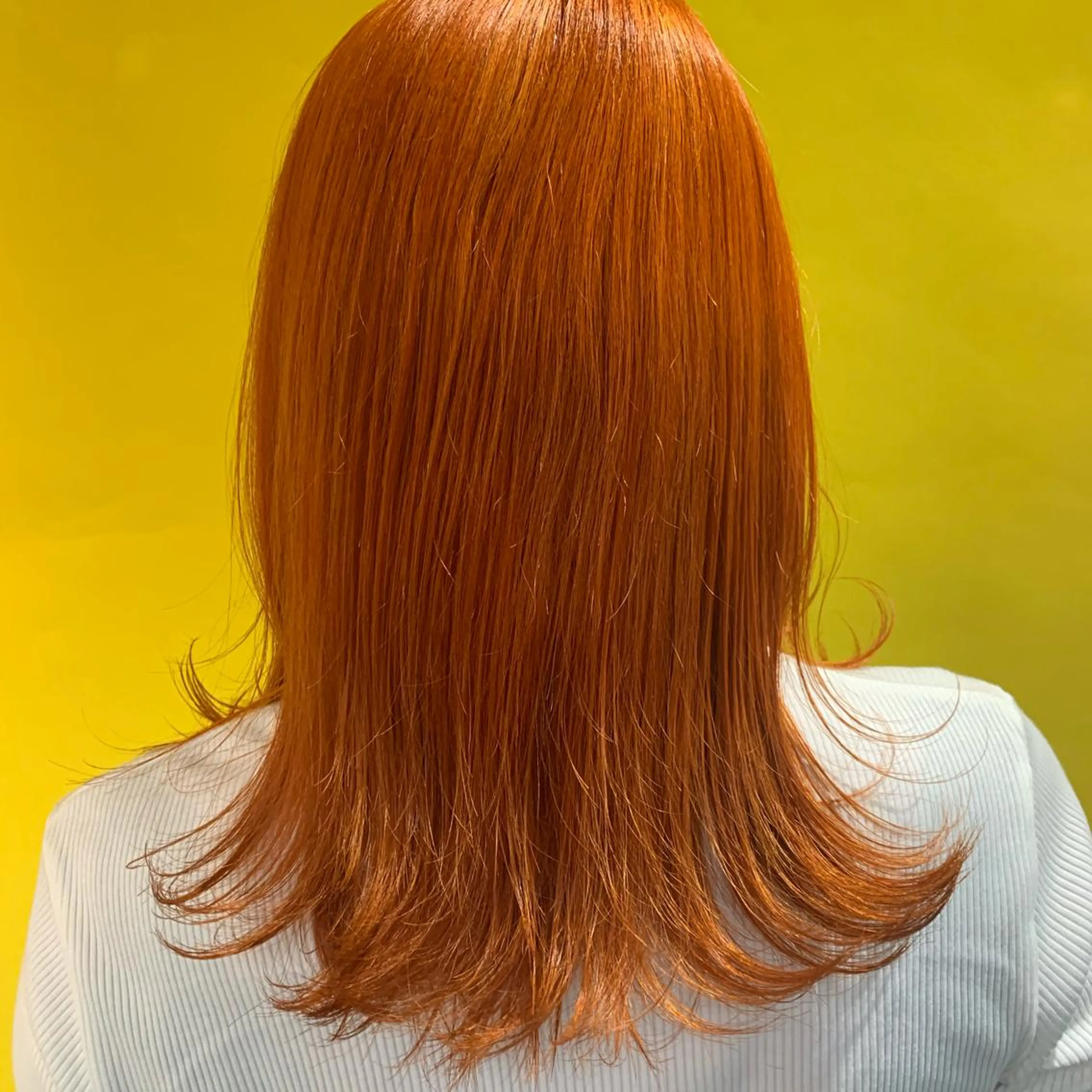 セミロング カラー ハイトーンカラー オレンジ カット ヘアカラー FLOWERS所属・ウルフ、レイヤー 、メンズカットSHOのヘアスタイル