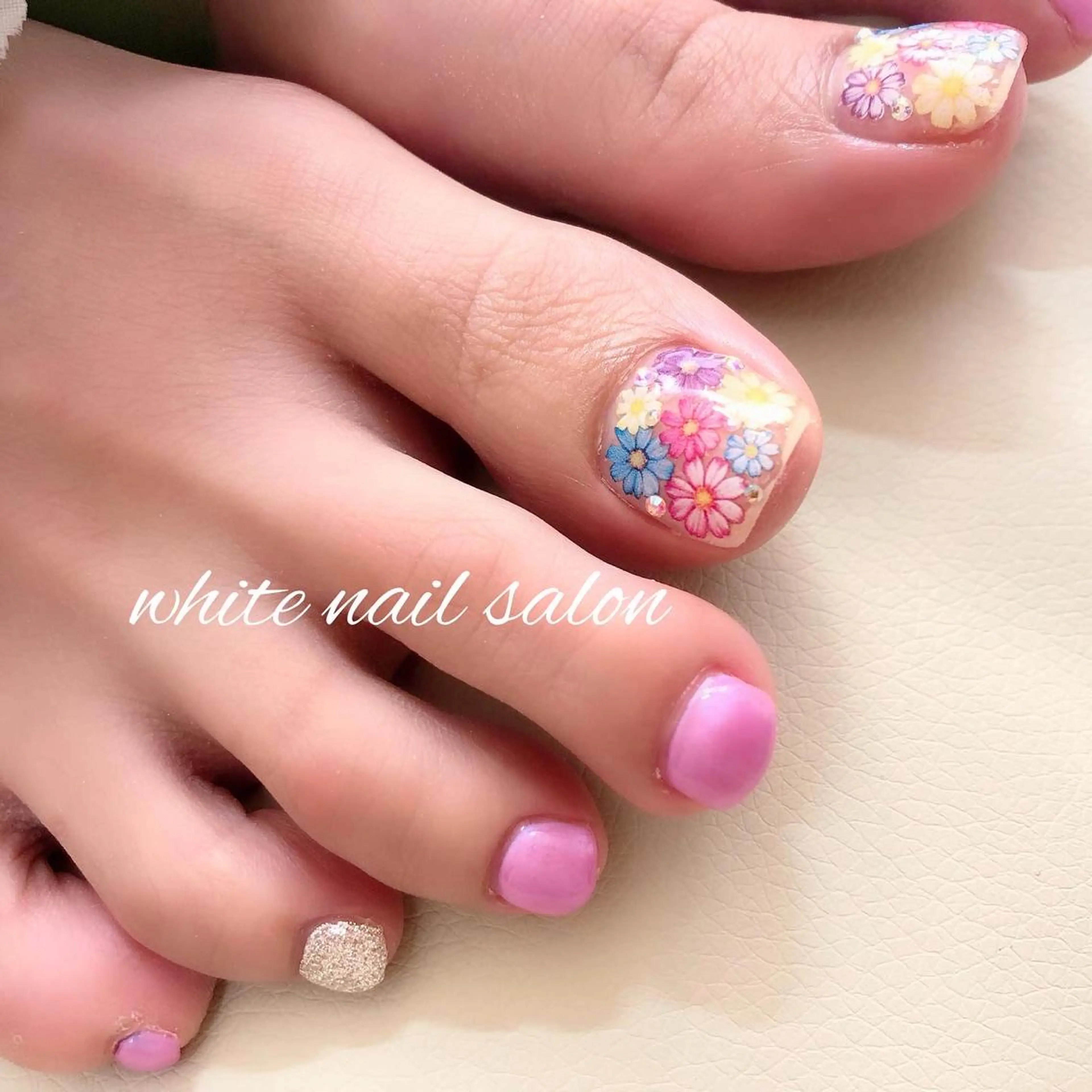 ネイル ジェルネイル ハードジェル 持ち込み ソフトジェル フットネイル white nail salonのネイルデザイン