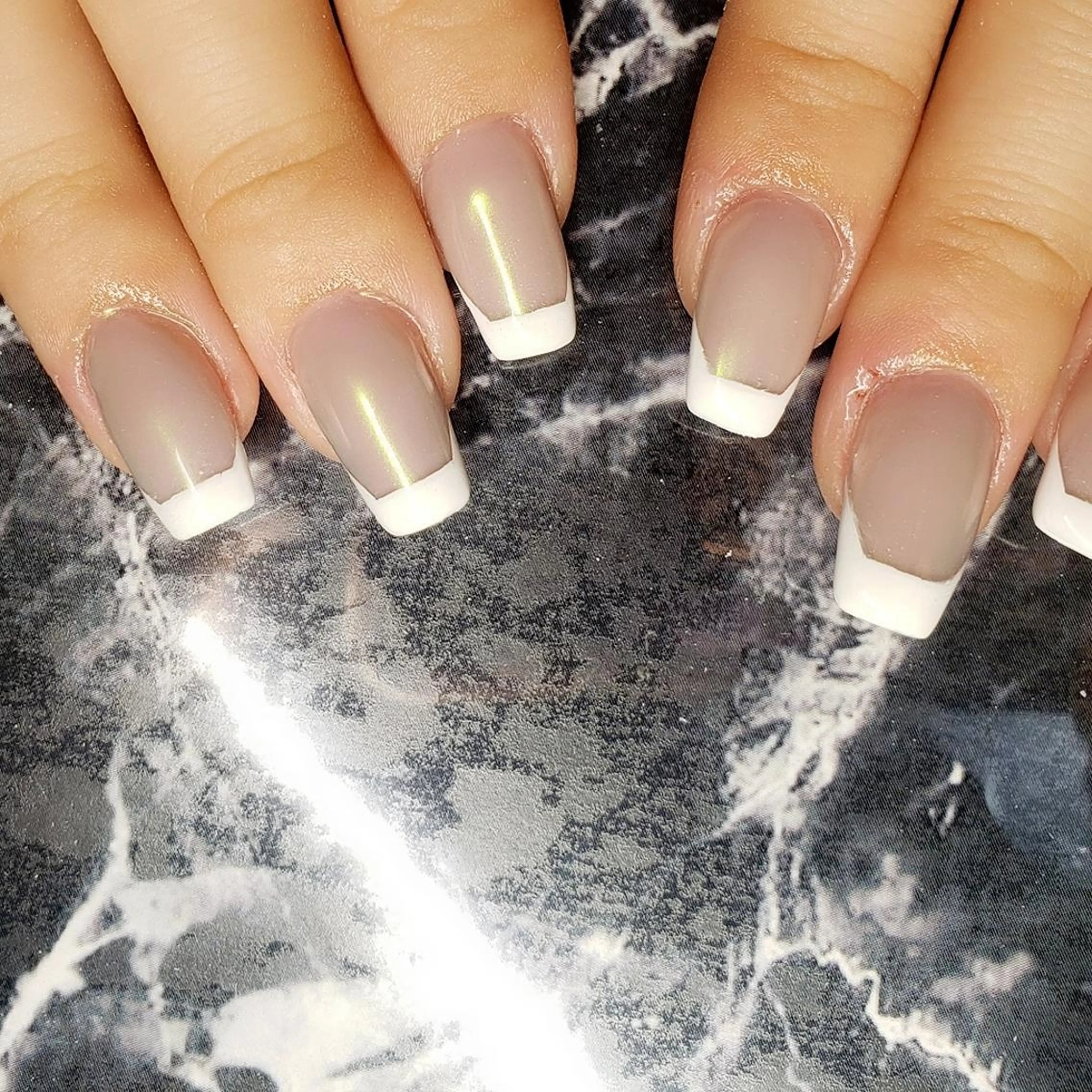 ミディアム ネイル オーロラネイル フレンチネイル ミラーネイル ハンドネイル クロキ 。のネイルデザイン