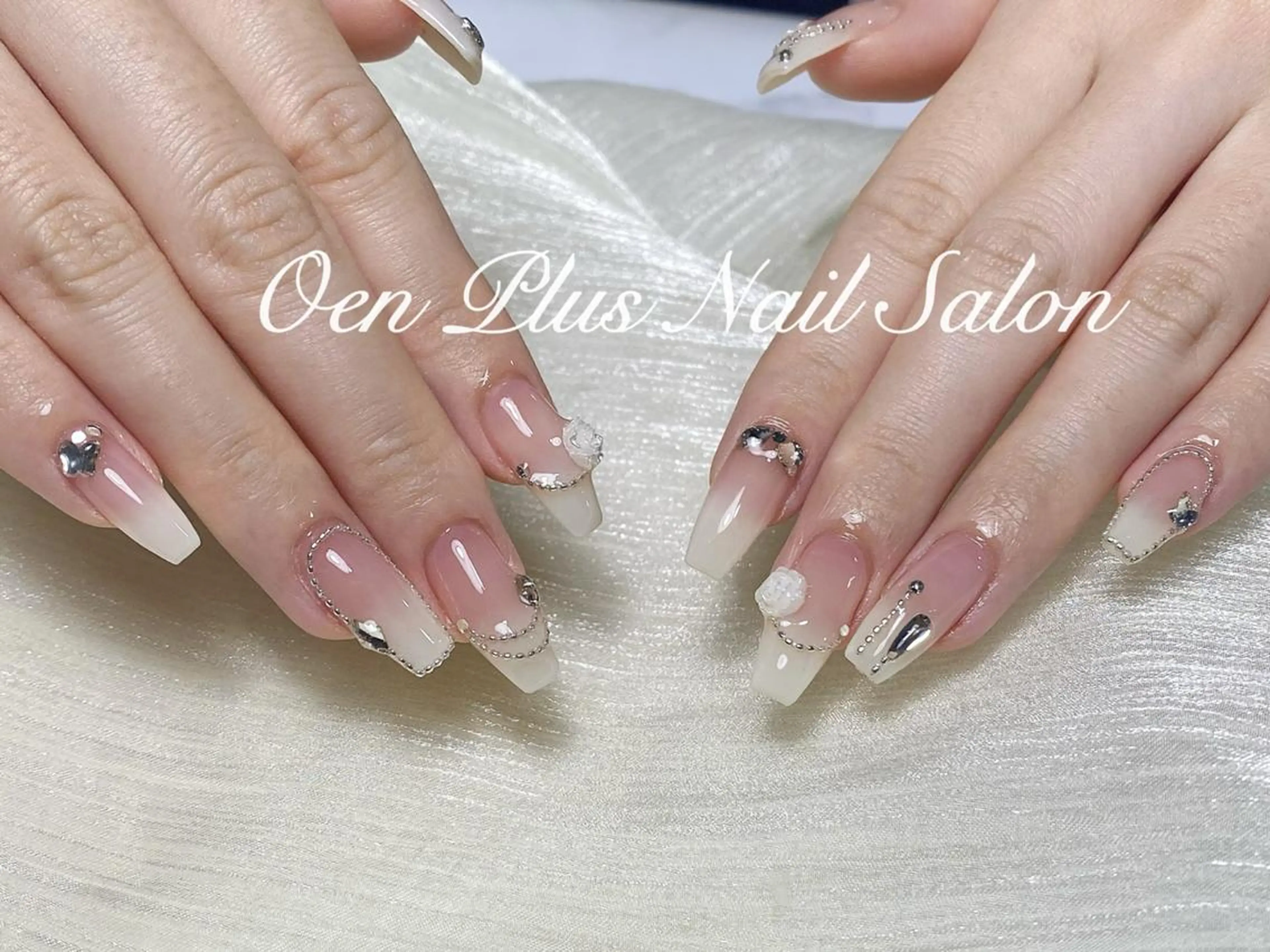 ネイル ジェルネイル キラキラネイル 韓国ネイル ラメ(グリッター) マグネットネイル One Plus Nail Salonのネイルデザイン