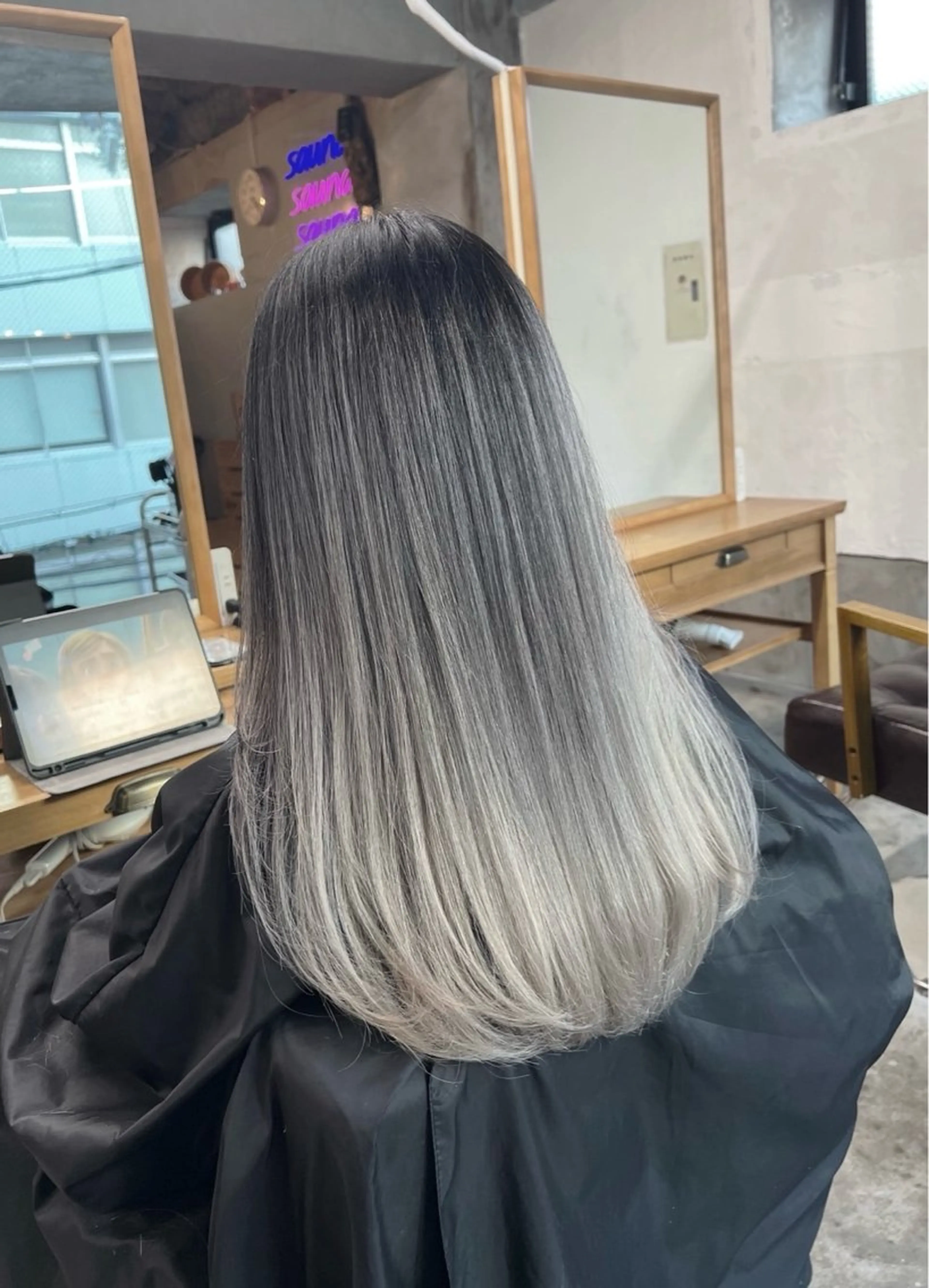 ロング カラー バレイヤージュ シルバー ホワイトシルバー レイヤーカット ヘアカラー トリートメント ROBIN所属・指名数No.1 /NAOYAのヘアスタイル