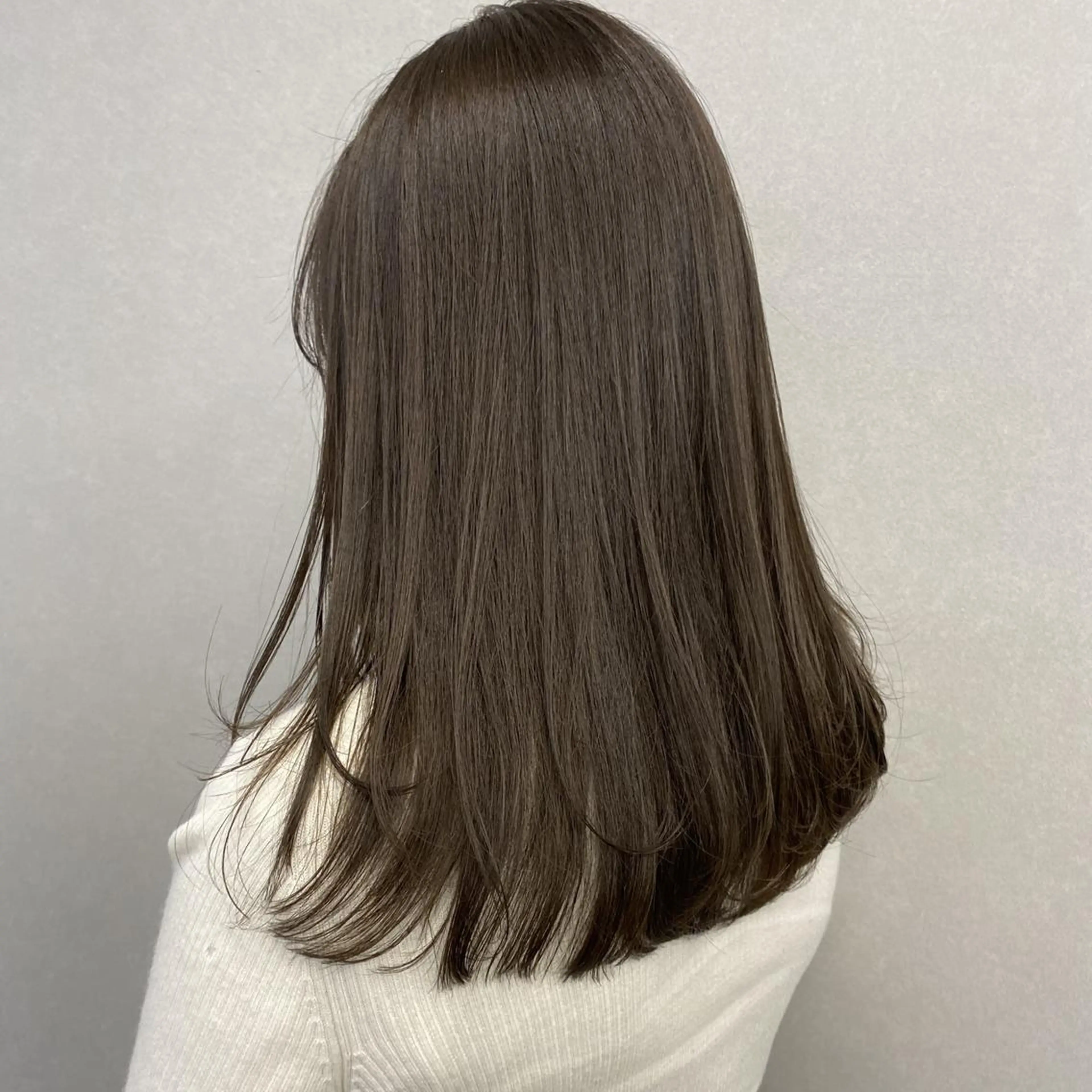 セミロング カラー ベージュカラー ブリーチ 透明感カラー ブリーチなしカラー オリーブベージュ ヘアカラー トリートメント NANAMI ✨ハイトーンカラーのヘアスタイル