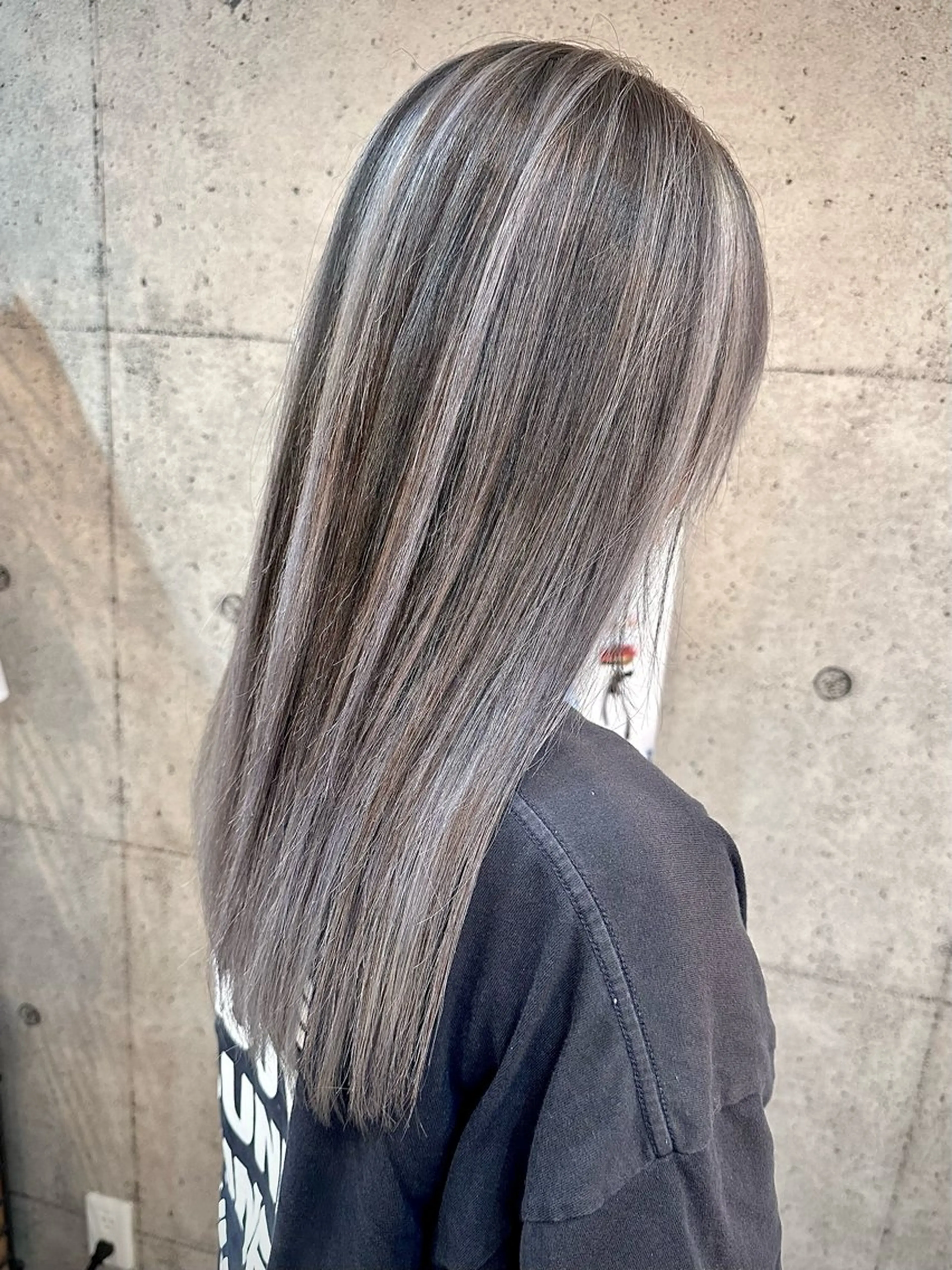 ロング レイヤーカット 🔷ブリーチバレイヤ ージュ🔷飯野達也のヘアスタイル