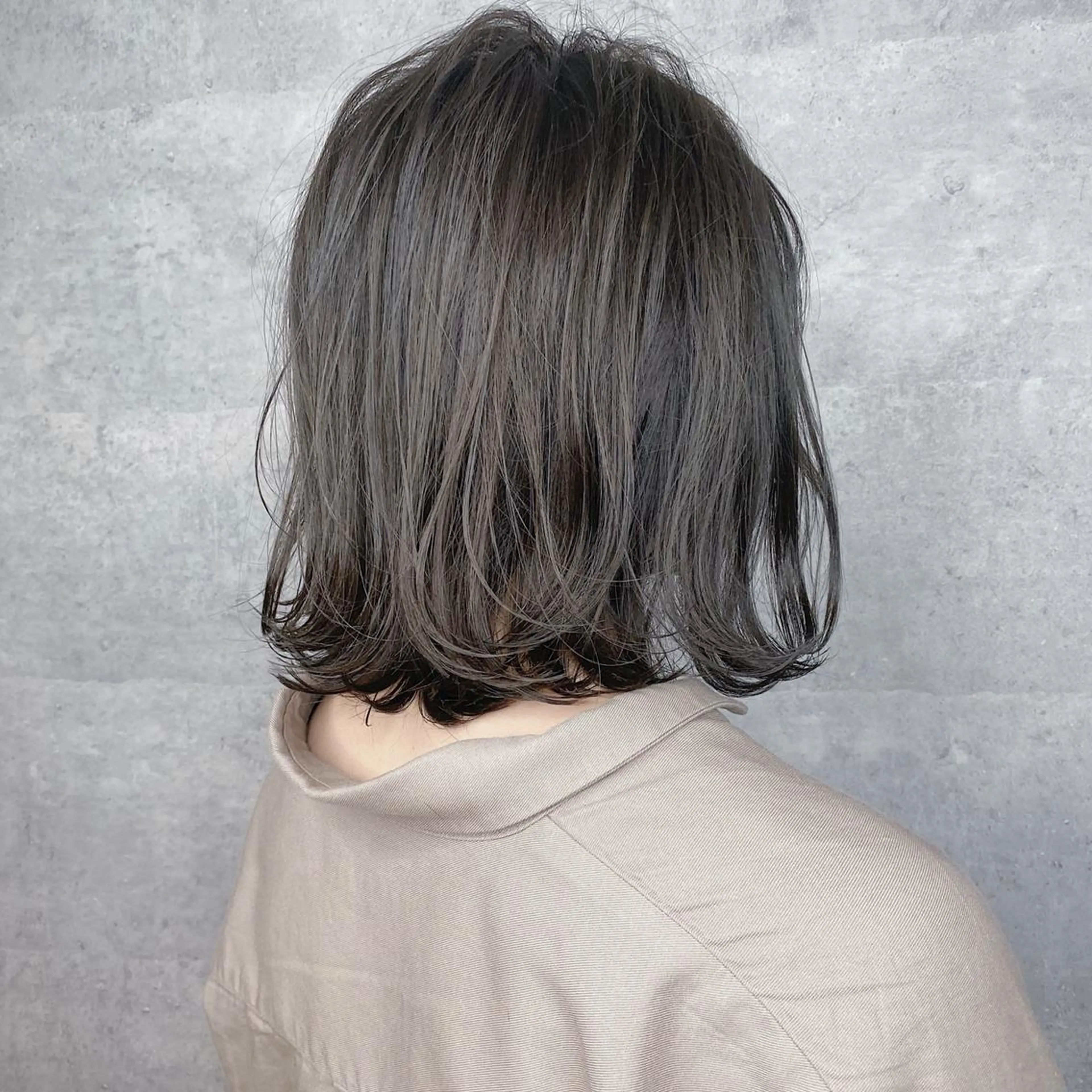 ミディアム カラー _WHITE 天王寺のヘアスタイル