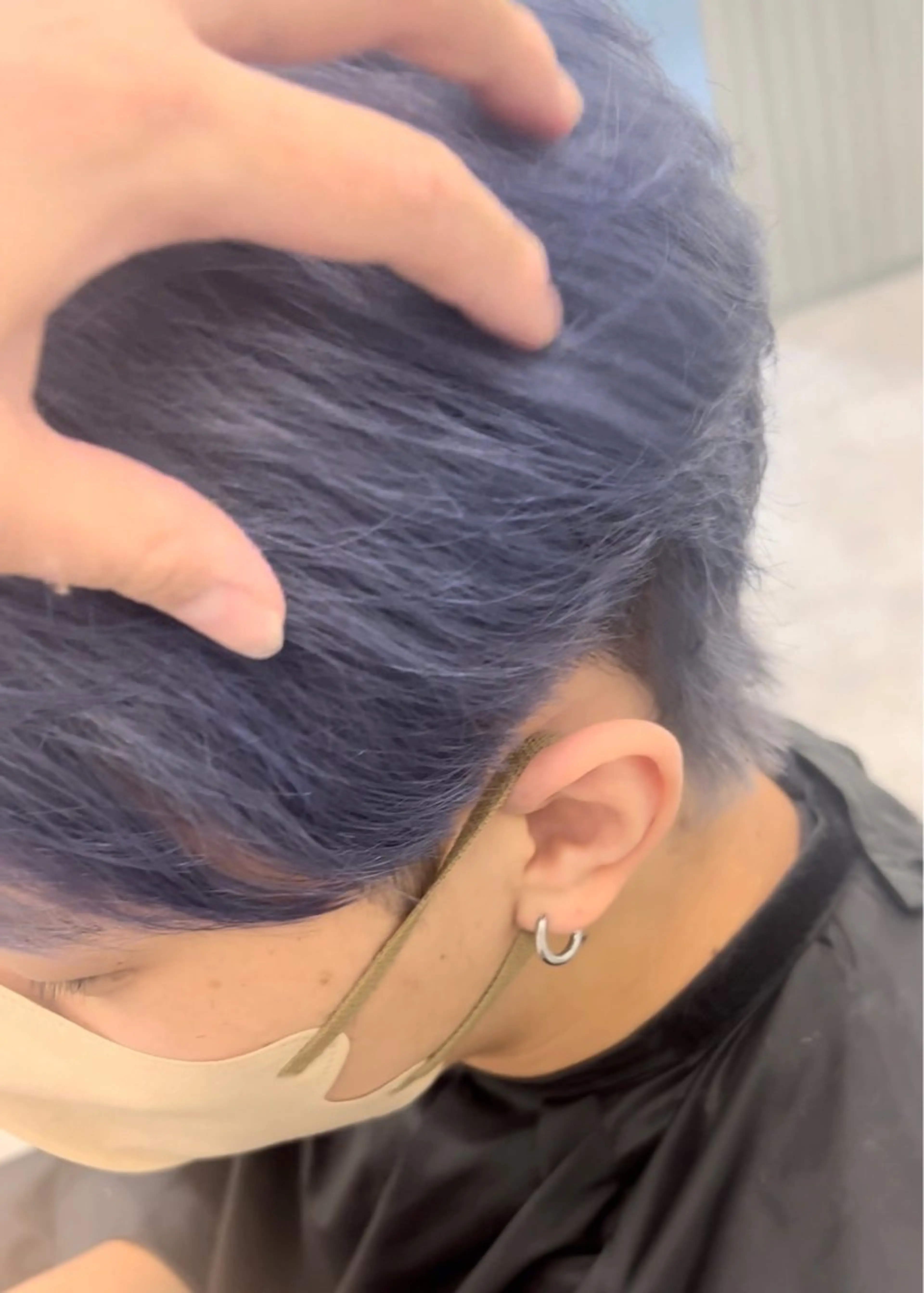 ミディアム カラー メンズ ブルーカラー パープルカラー 曲がる縮毛矯正 LIBER 　岩名のヘアスタイル