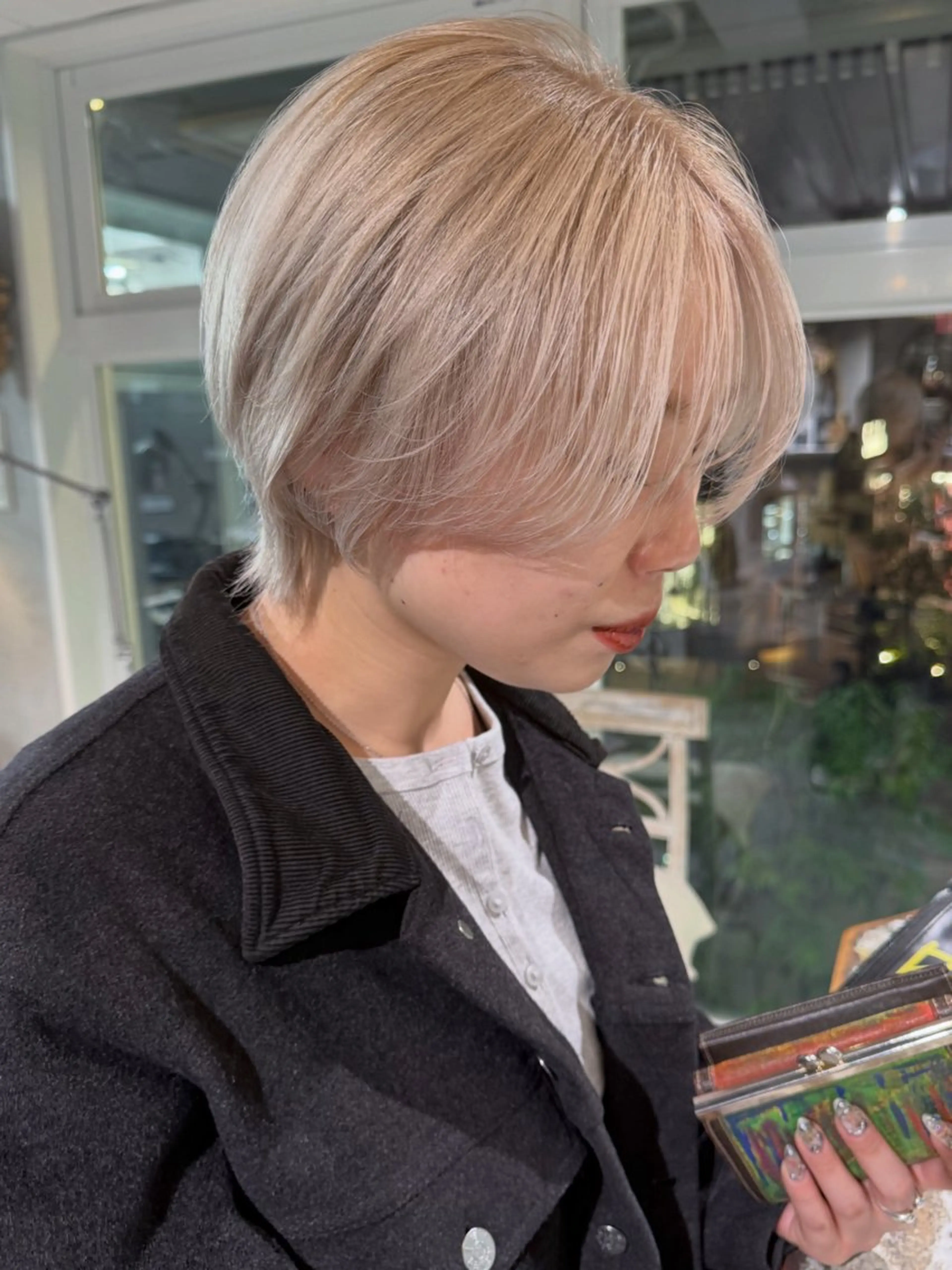 ショート カラー ショートレイヤー ベージュカラー ブリーチ ブロンド ダブルカラー カット ヘアカラー RorriM natsuのヘアスタイル