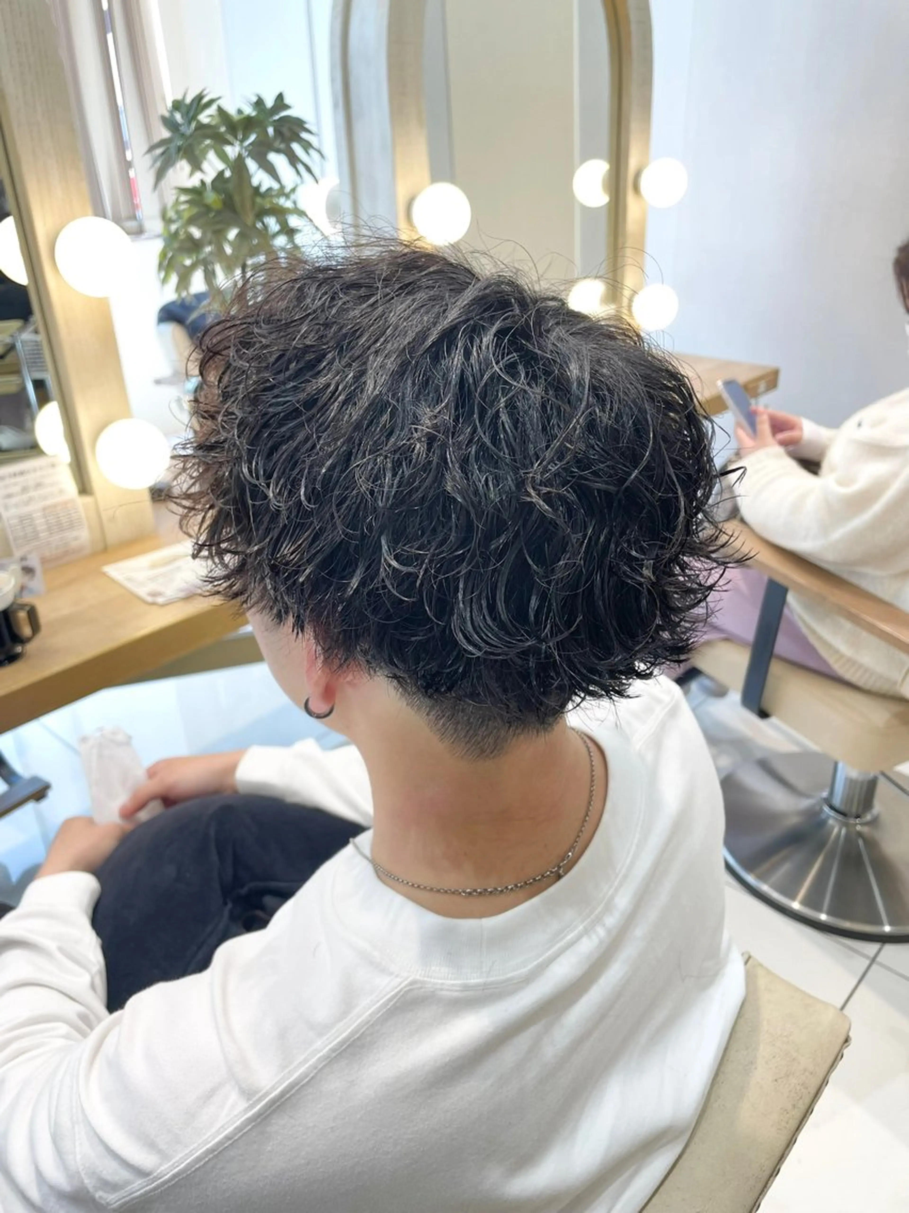 ミディアム パーマ メンズ ミディアムパーマ ダウンパーマ メンズパーマ 学生（メンズ向け） 波巻きパーマ 本厚木｜縮毛矯正/ 酸性スト専門サロンのヘアスタイル