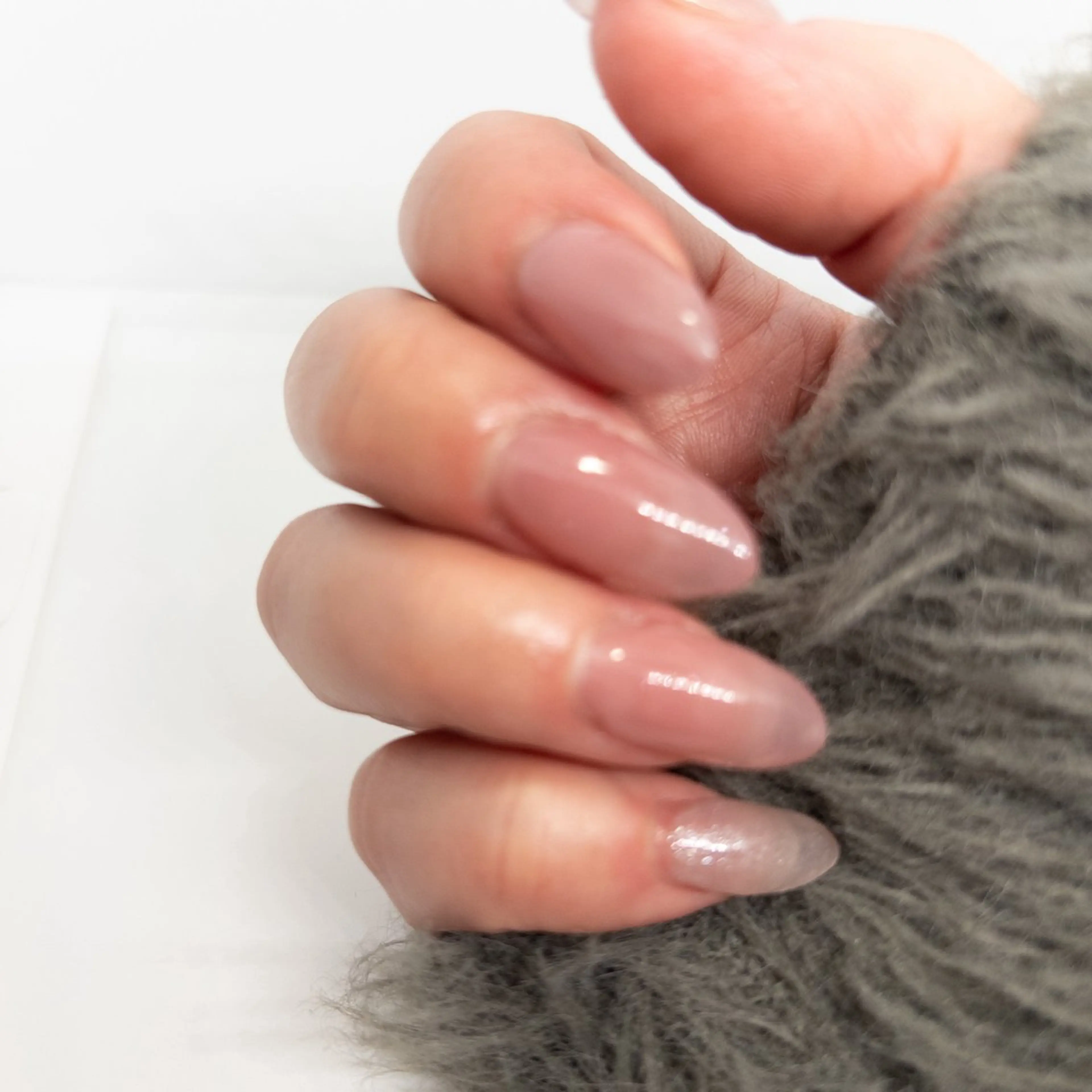 セミロング イレジスティブル ネイルズのネイルデザイン