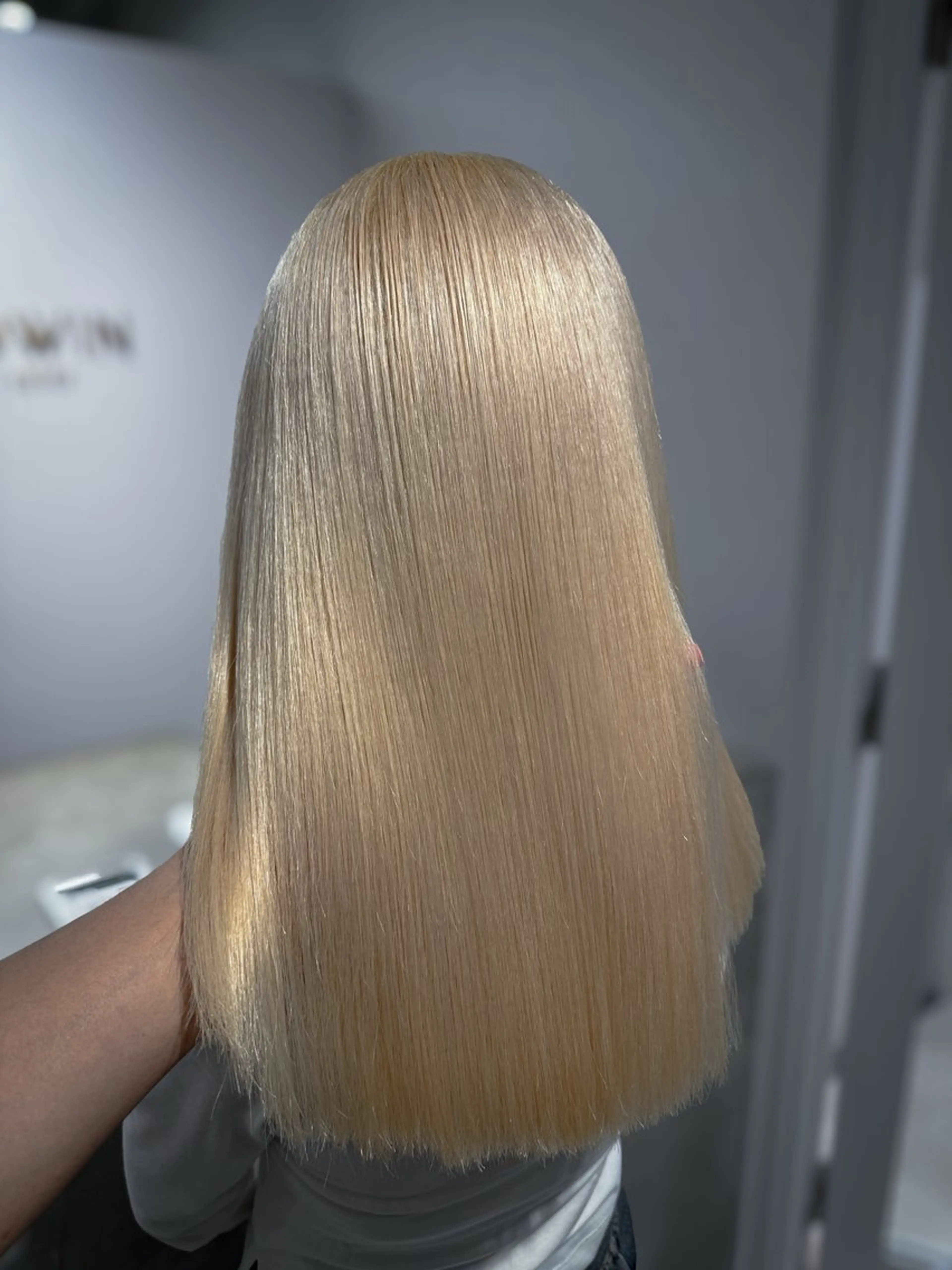 ロング カラー ハイトーン/ 縮毛矯正のヘアスタイル