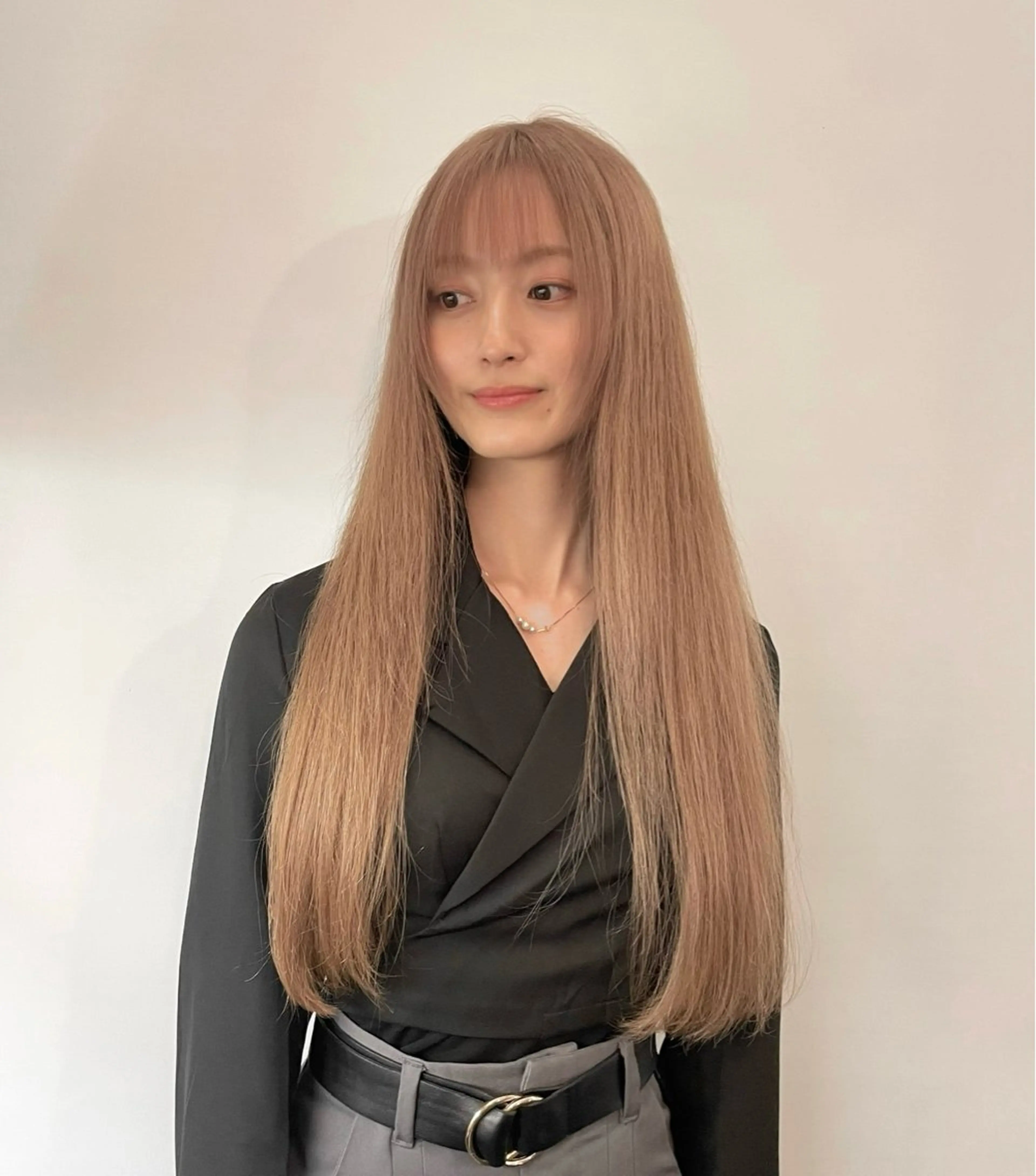 ロング カラー ベージュカラー ブリーチ ブロンド ダブルカラー 顔周りカット 韓国ナチュラル・ ベージュ/落合夏希のヘアスタイル