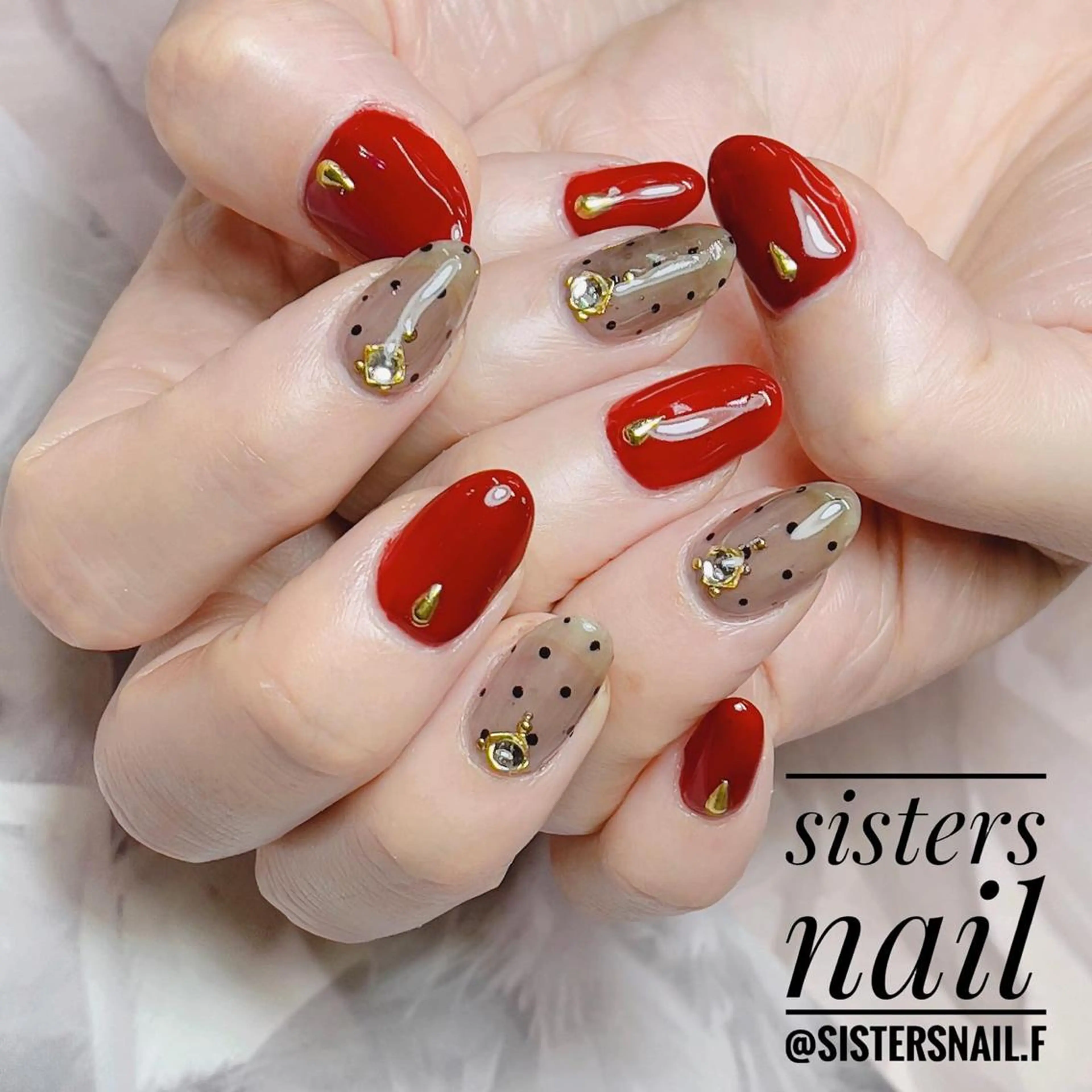 ネイル アートネイル カジュアル キラキラネイル 赤色 冬ネイル sisters nail.fのネイルデザイン