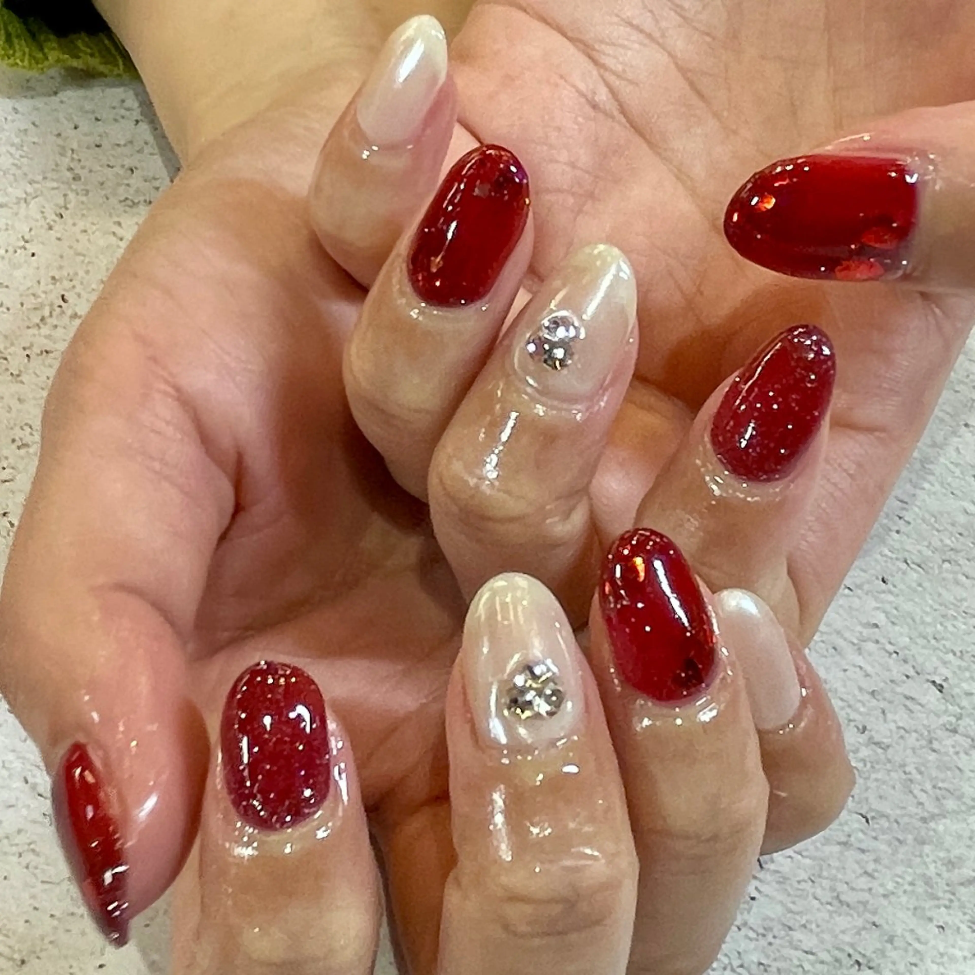 ネイル フラッシュネイル ハート キラキラネイル ラメ(グリッター) 赤色 ハンドネイル LUNI（シェアサロンHeartSpace内）所属・LUNI 久屋大通 ˚✧₊⁎/ yuriのネイルデザイン