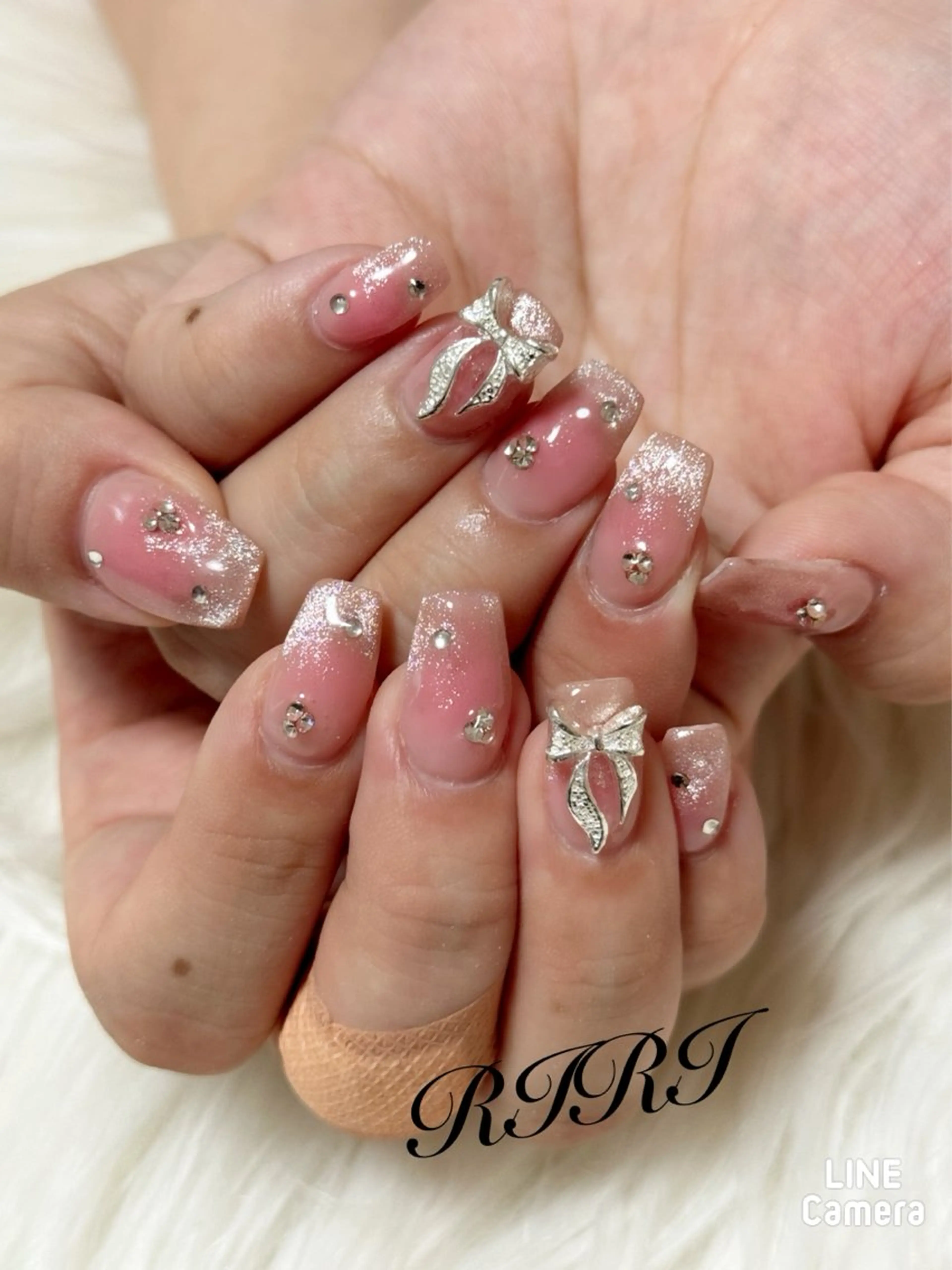 ネイル チークネイル ジェルネイル キラキラネイル 韓国ネイル リボン ハンドネイル riri オーナーのネイルデザイン